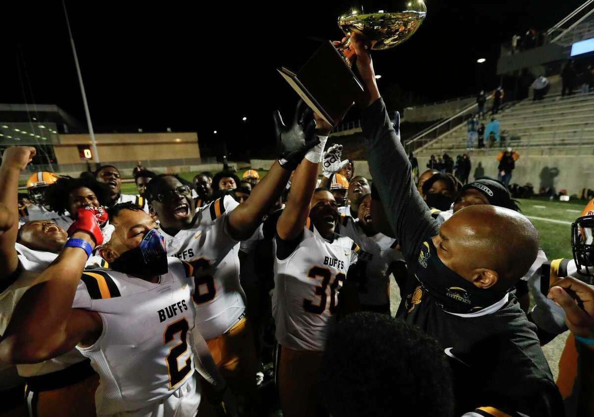 FOOTBALL: Fort Bend Marshall eliminates Montgomery in area round