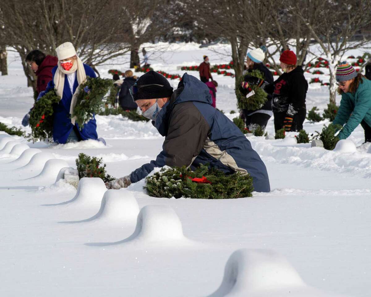 Photos Thousands of wreaths brought to Saratoga cemetery