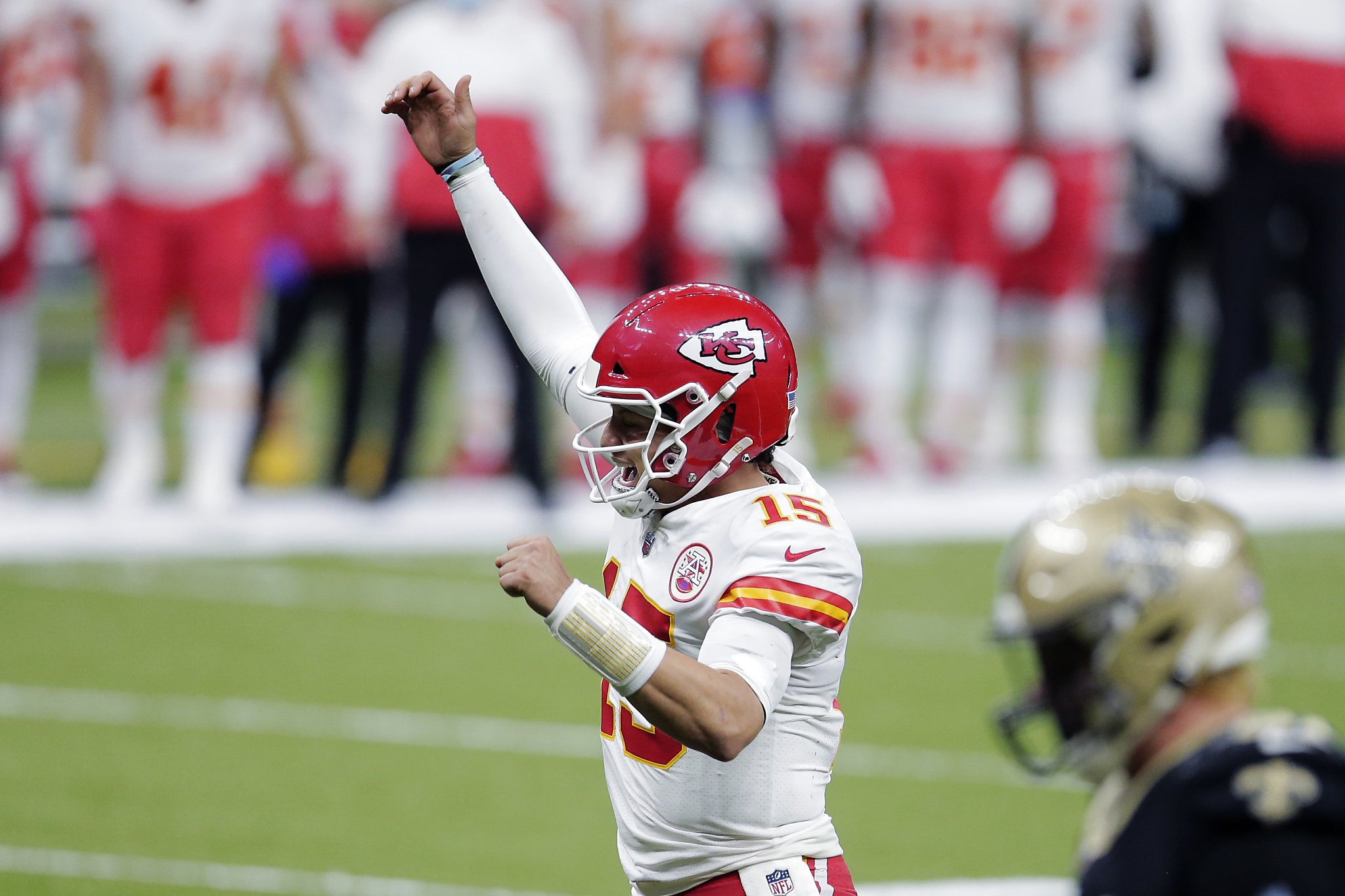 Mahomes' theatrics highlight Chiefs' 32-29 win over Saints