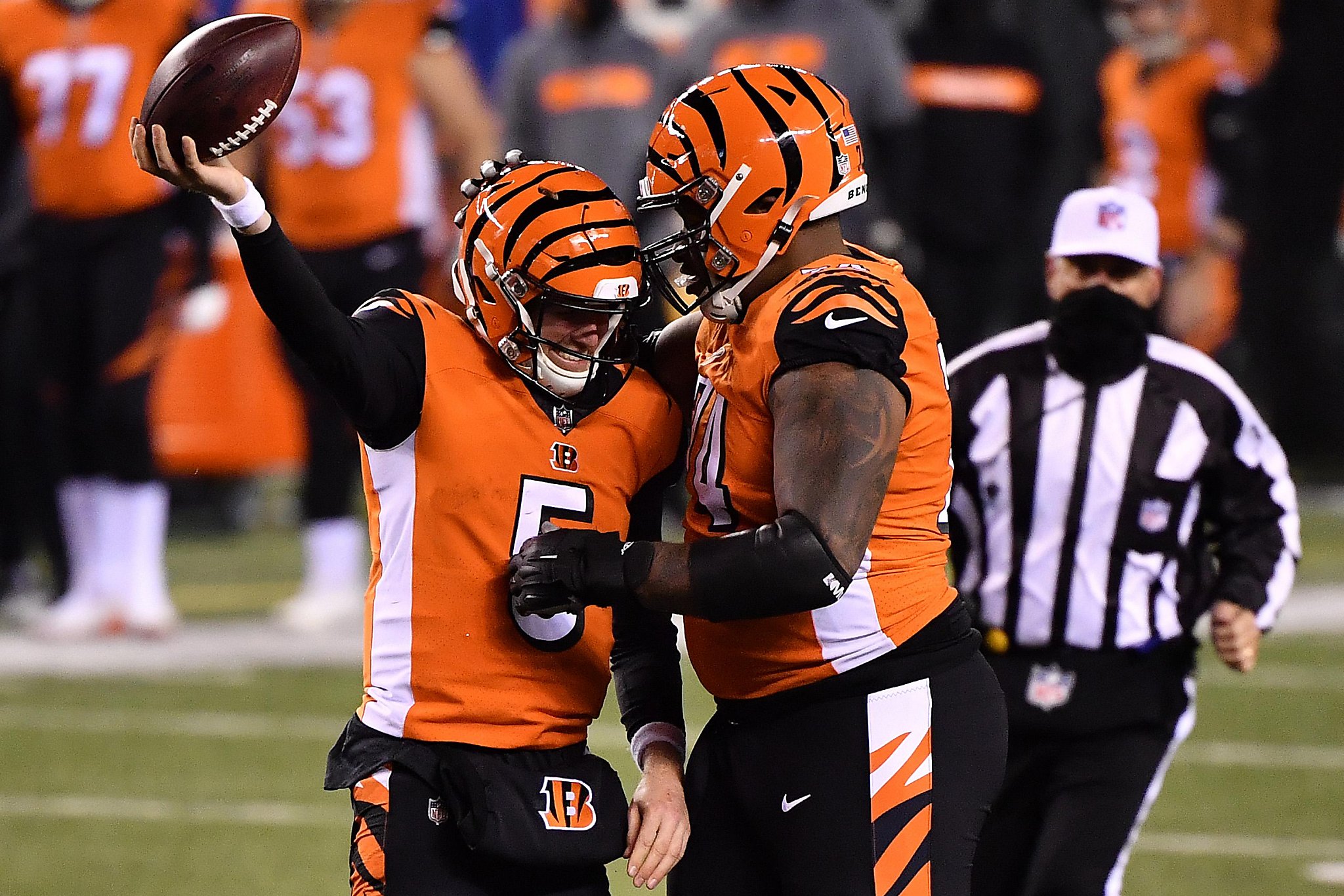 Bengals ride big first half to shocking win over Steelers