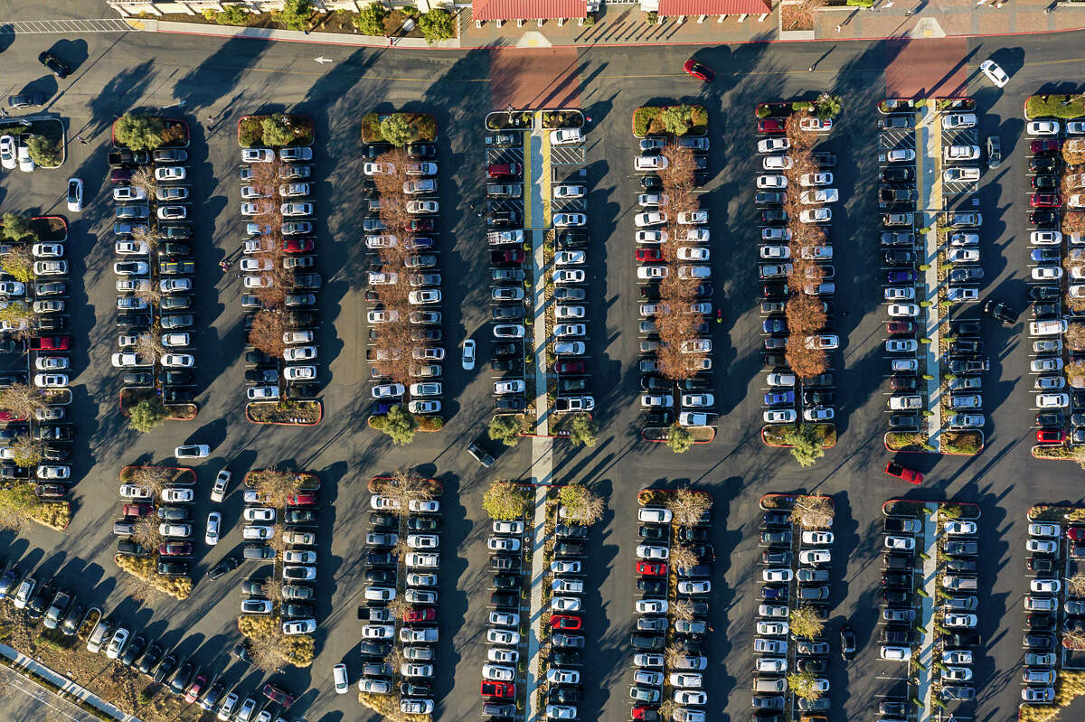 Livermore outlets packed despite stayathome order