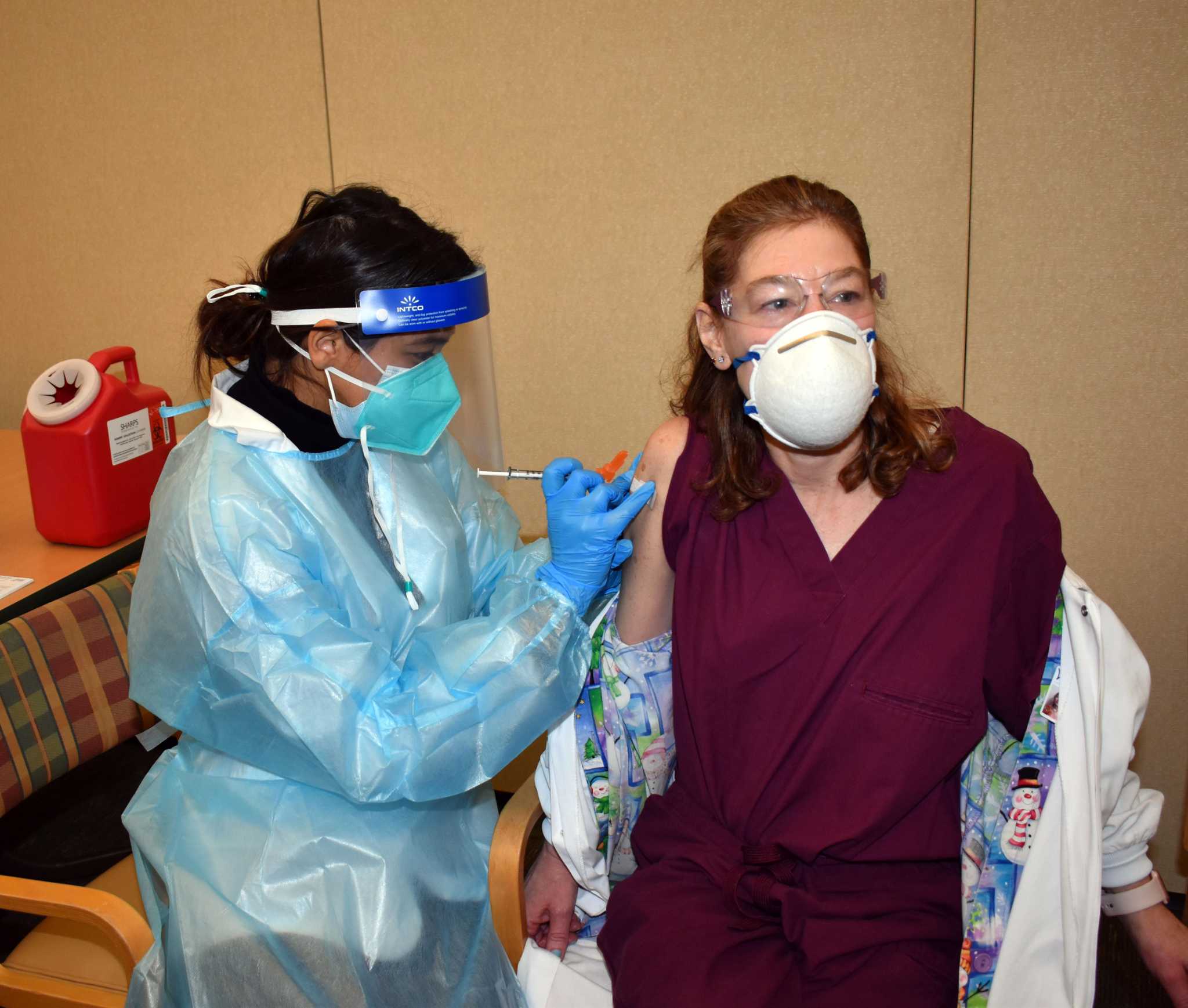 First COVID-19 vaccine given at Waveny LifeCare in New Canaan - Vimarsana News