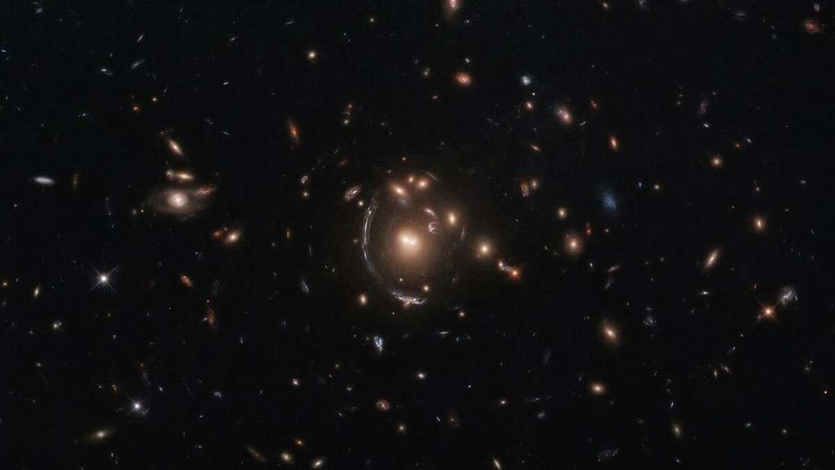 This NASA/ESA Hubble Space Telescope image features the galaxy LRG-3-817, also known as SDSS J090122.37+181432.3.