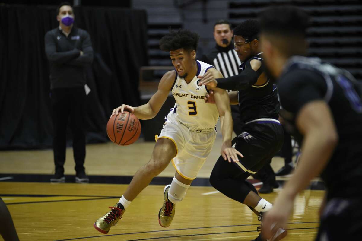 UAlbany senior guard Jojo Anderson drives around the Niagara defense in a college basketball game Tuesday, Dec. 22, 2020, at SEFCU Arena. (Kathleen Helman / UAlbany athletics)