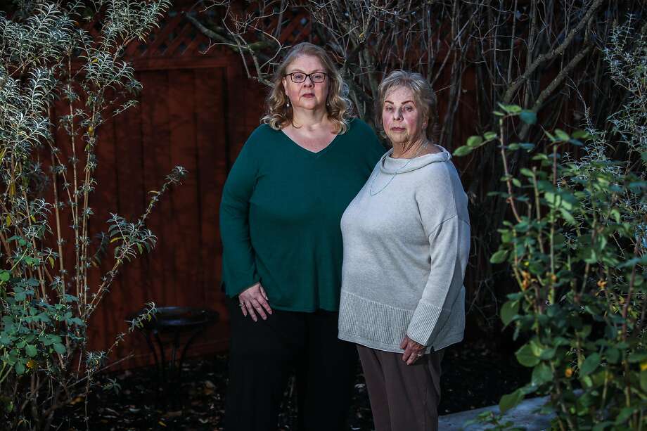 2020年12月12日星期六，加州普莱森顿，COVID幸存者雪莉·豪厄尔(左)和她的母亲雪莉·豪厄尔在家中合影。图片来源:Yalonda M. James / The Chronicle