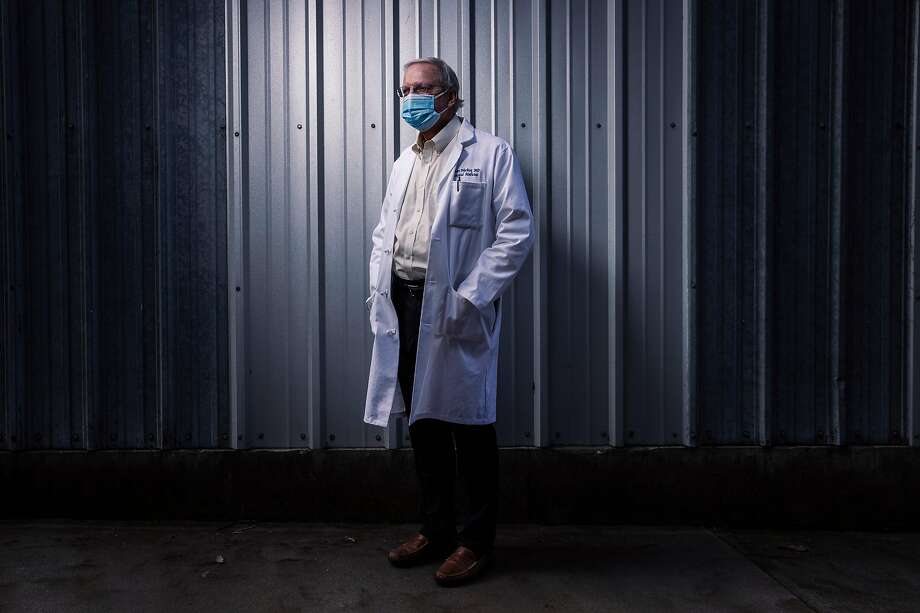 2020年12月15日星期二，加州旧金山，UCSF医学系主任罗伯特·m·瓦赫特博士站在肖像上。图片来源:STEPHEN LAM / The Chronicle特别报道