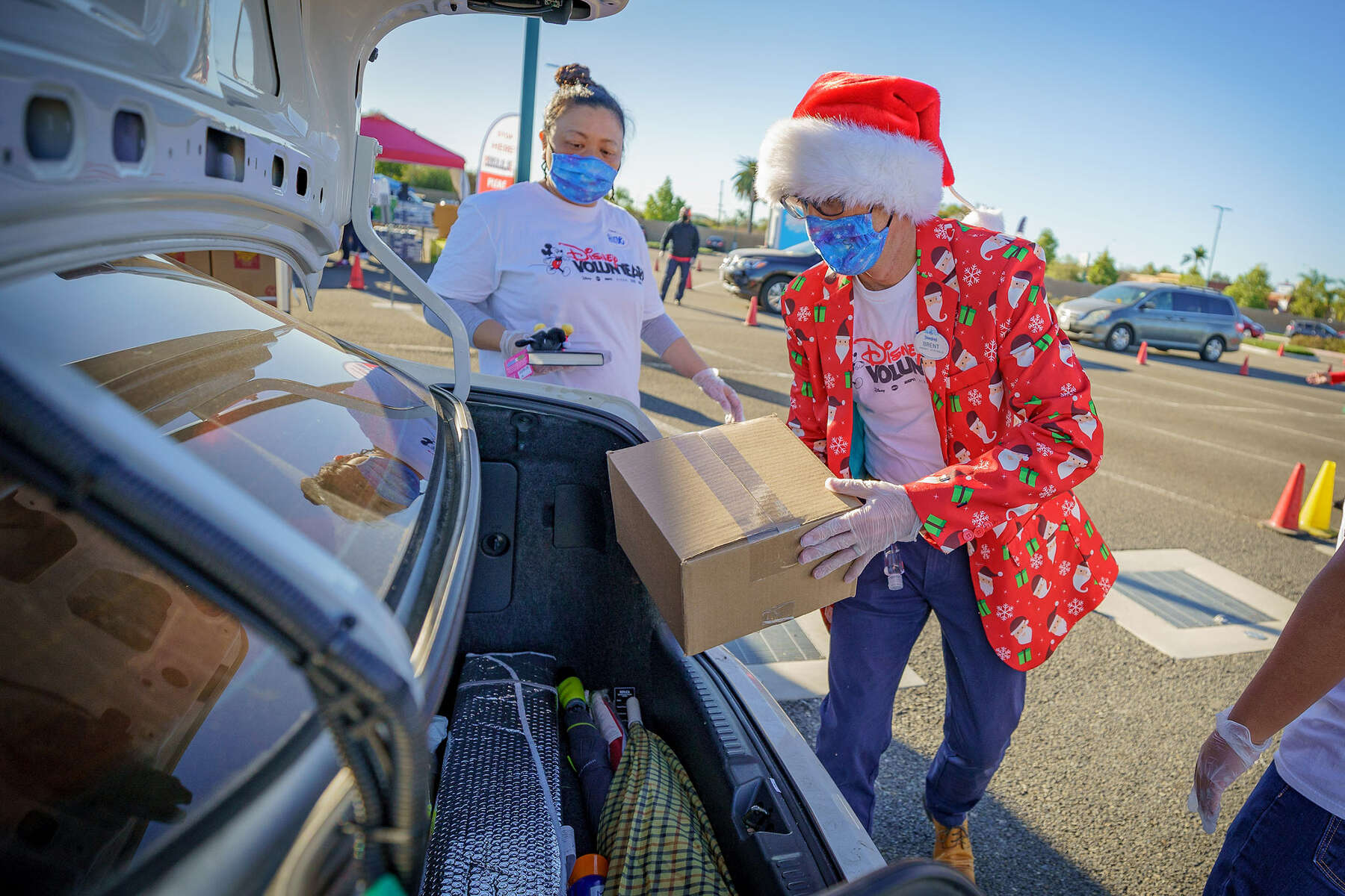 Christmas Bonus In 2017 Laid Off In 2022 After Layoffs, Disneyland Cast Members Band Together To Help Each Other