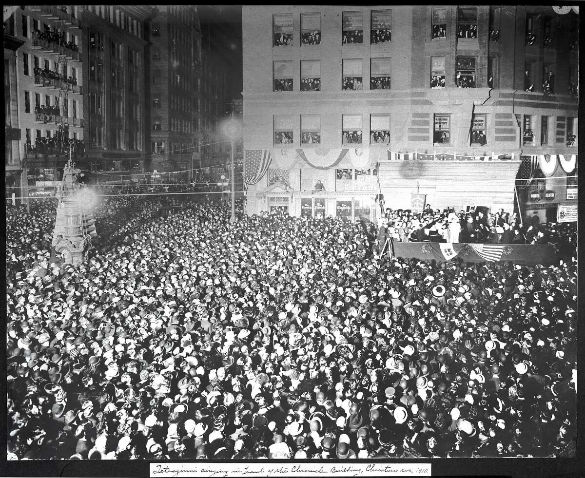 The San Francisco crowd was estimated at 250,000 for the free performance by Italian soprano Luisa Tetrazzini on Christmas Eve 1910.