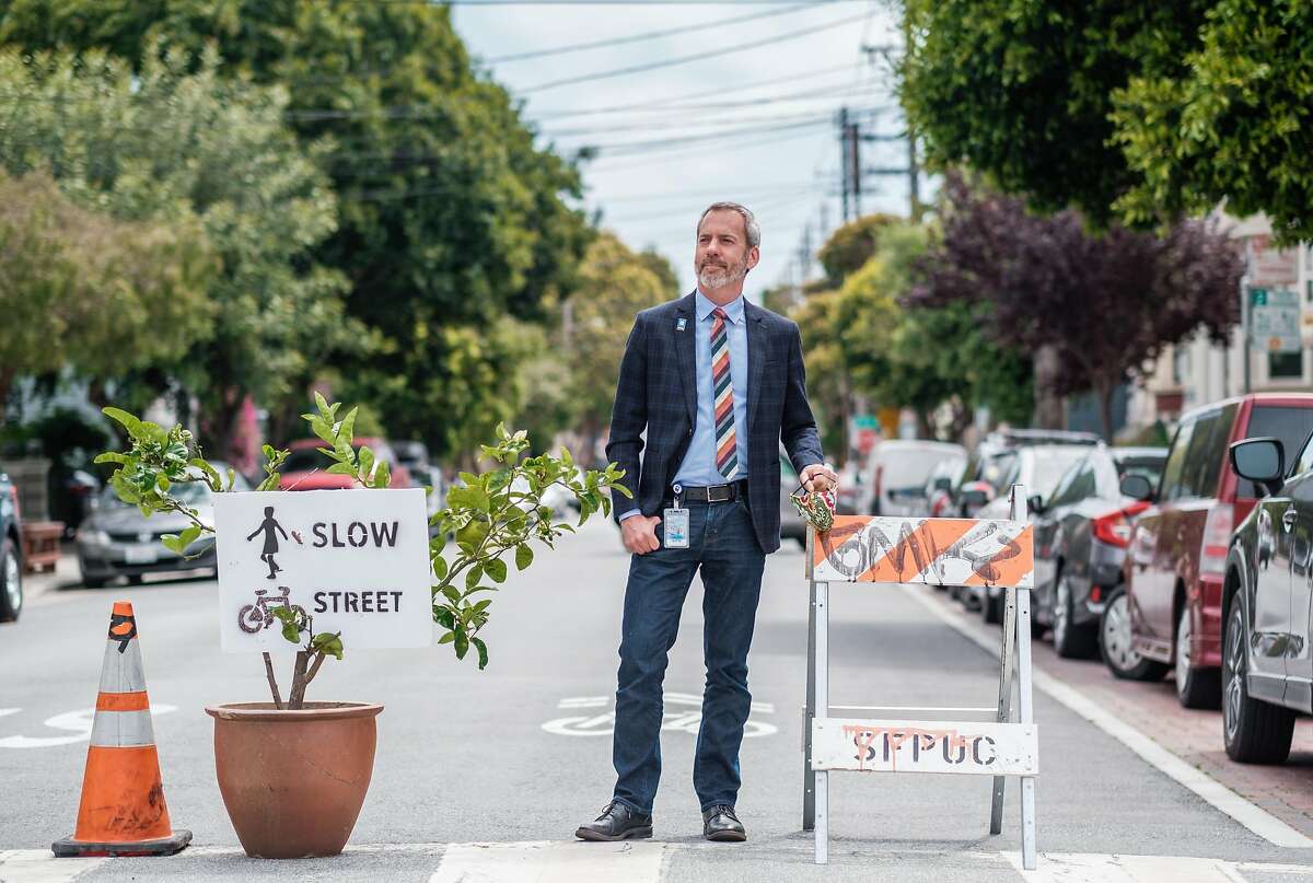 2020年7月3日星期五，旧金山交通局长杰弗里·图姆林在该市指定的一条“慢街”上拍照。