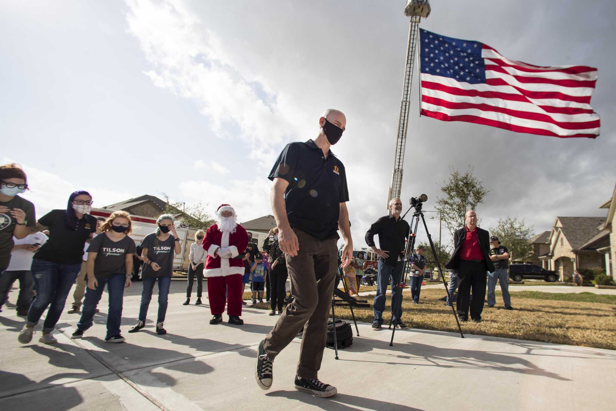 Home for the holidays: Marine vet, family receive new house in time for Christmas - Vimarsana News
