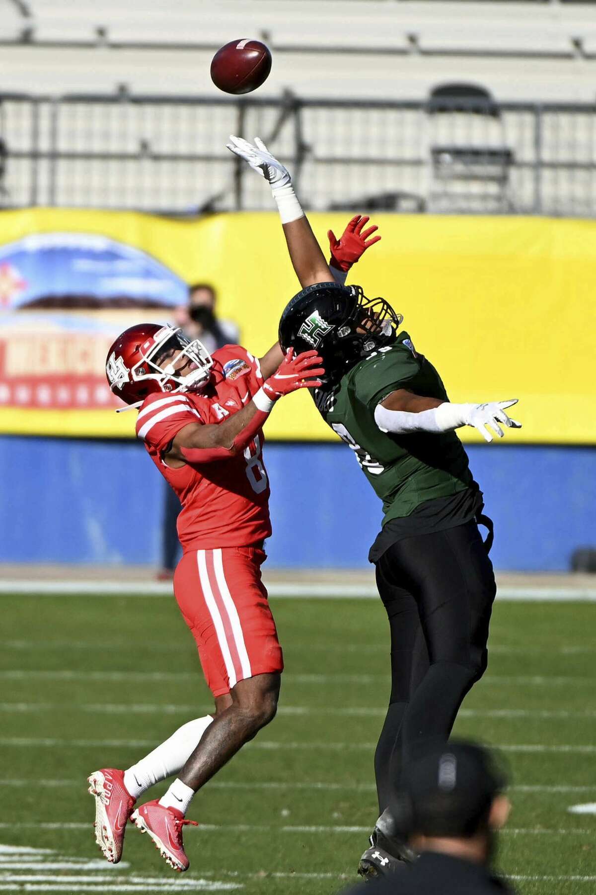 Hawaii Jonah Laulu (99) can't make a catch while defended by Houston cornerback Marcus Jones (8) in the first quarter of the New Mexico Bowl NCAA college football game in Frisco, Texas, Thursday, Dec. 24, 2020. (AP Photo/Matt Strasen)