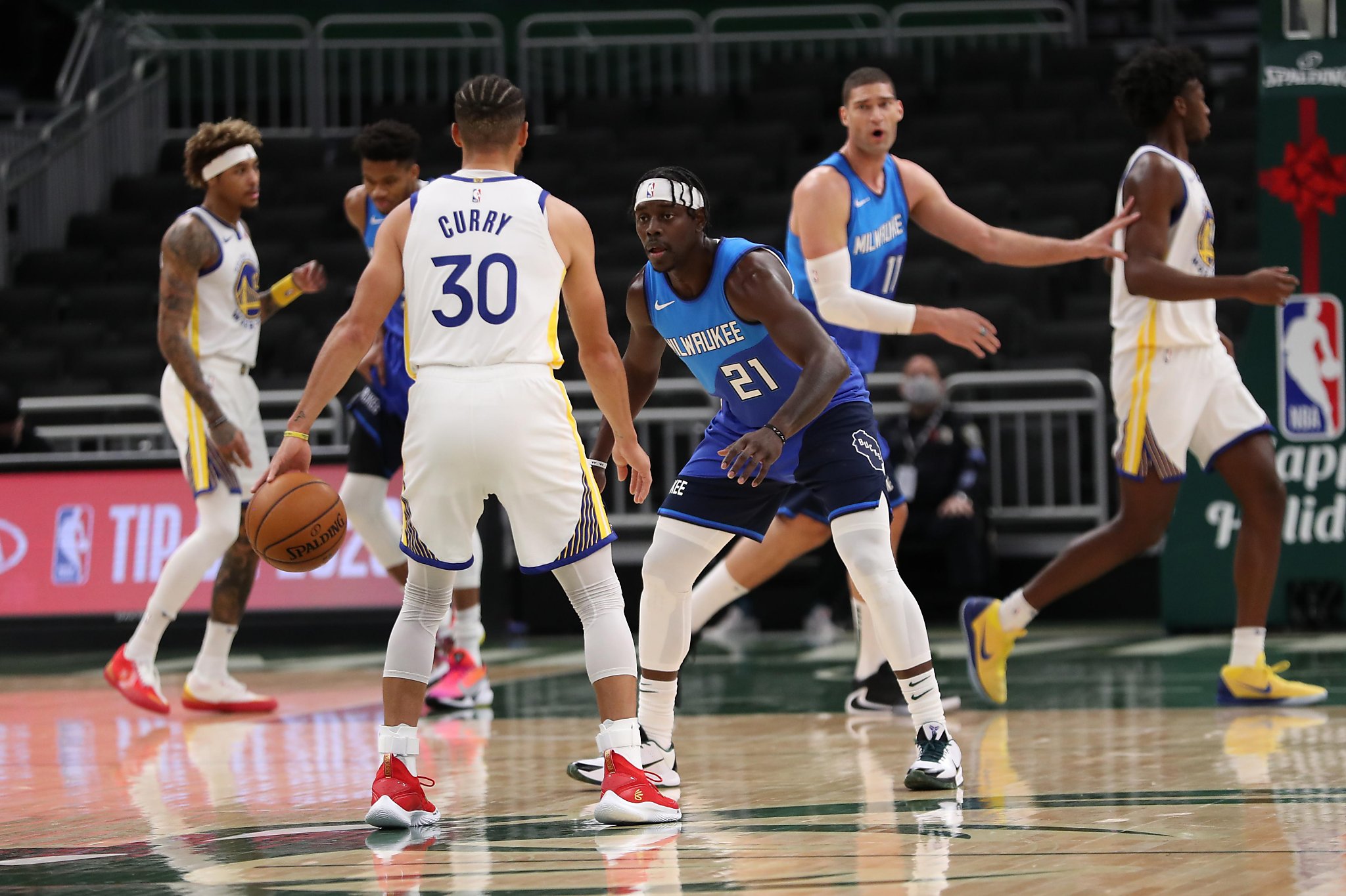 The questions increase as the Warriors lose a lot in the Christmas Day game for the Bucks