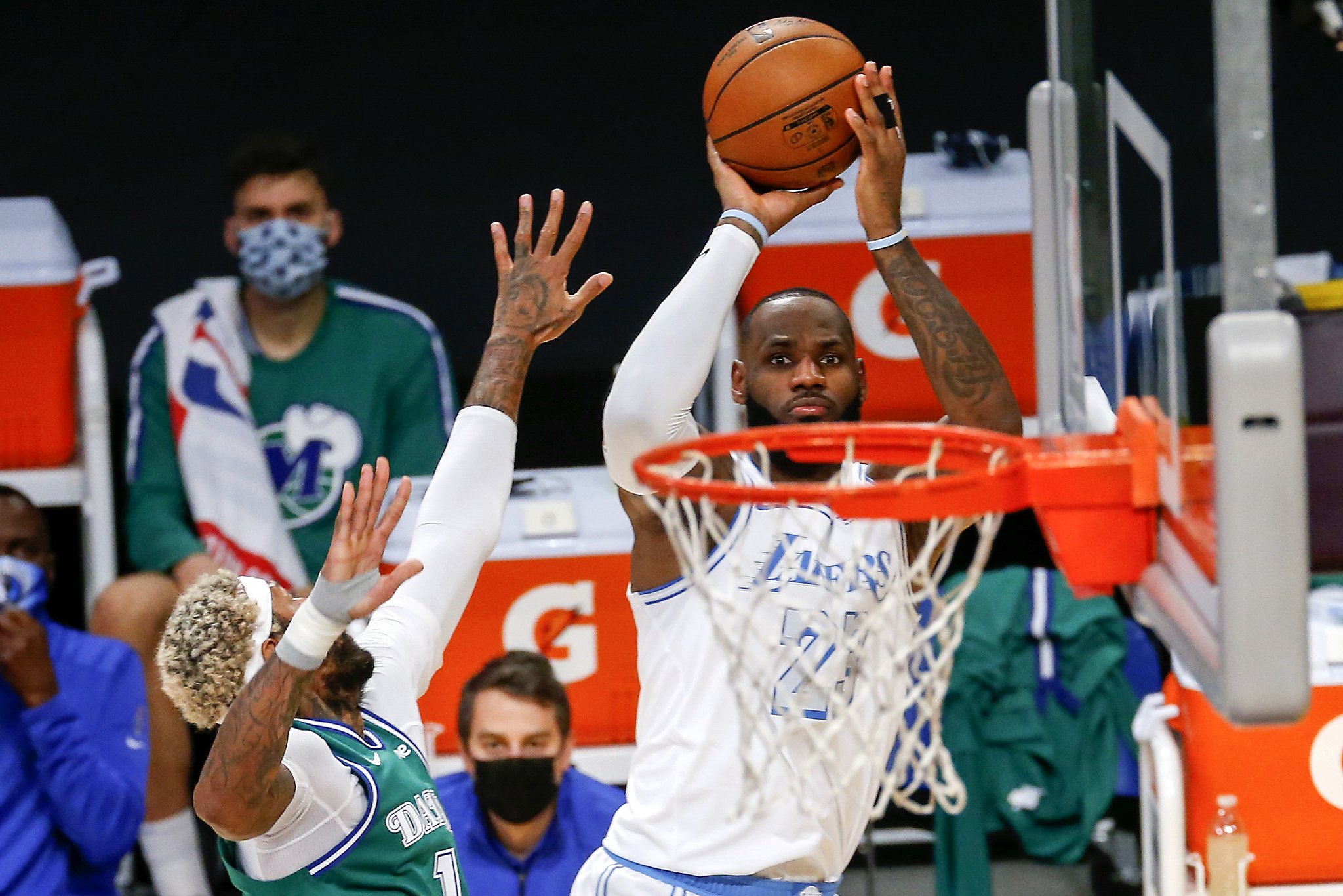 Anthony Davis, LeBron James help Lakers past Mavericks