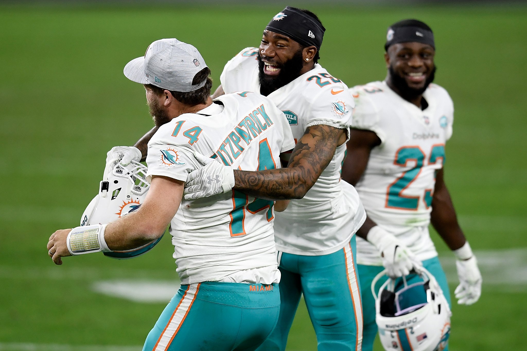 Dolphins stun Raiders 26-25 to move step closer to playoffs