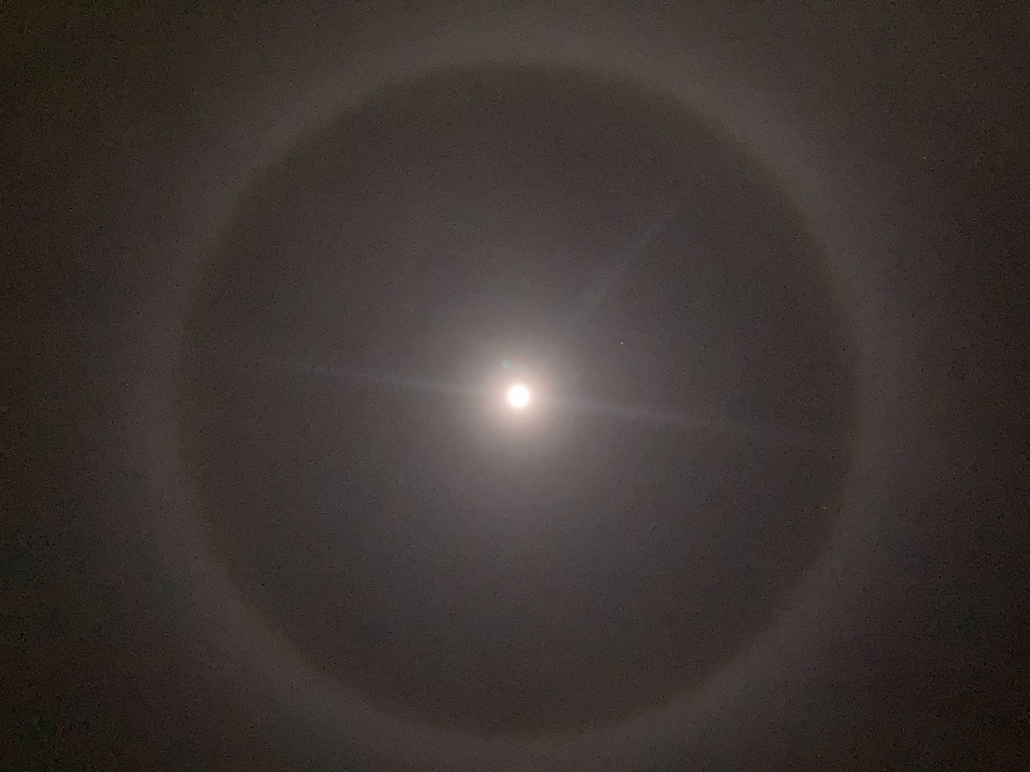 What makes a halo around the sun or moon?