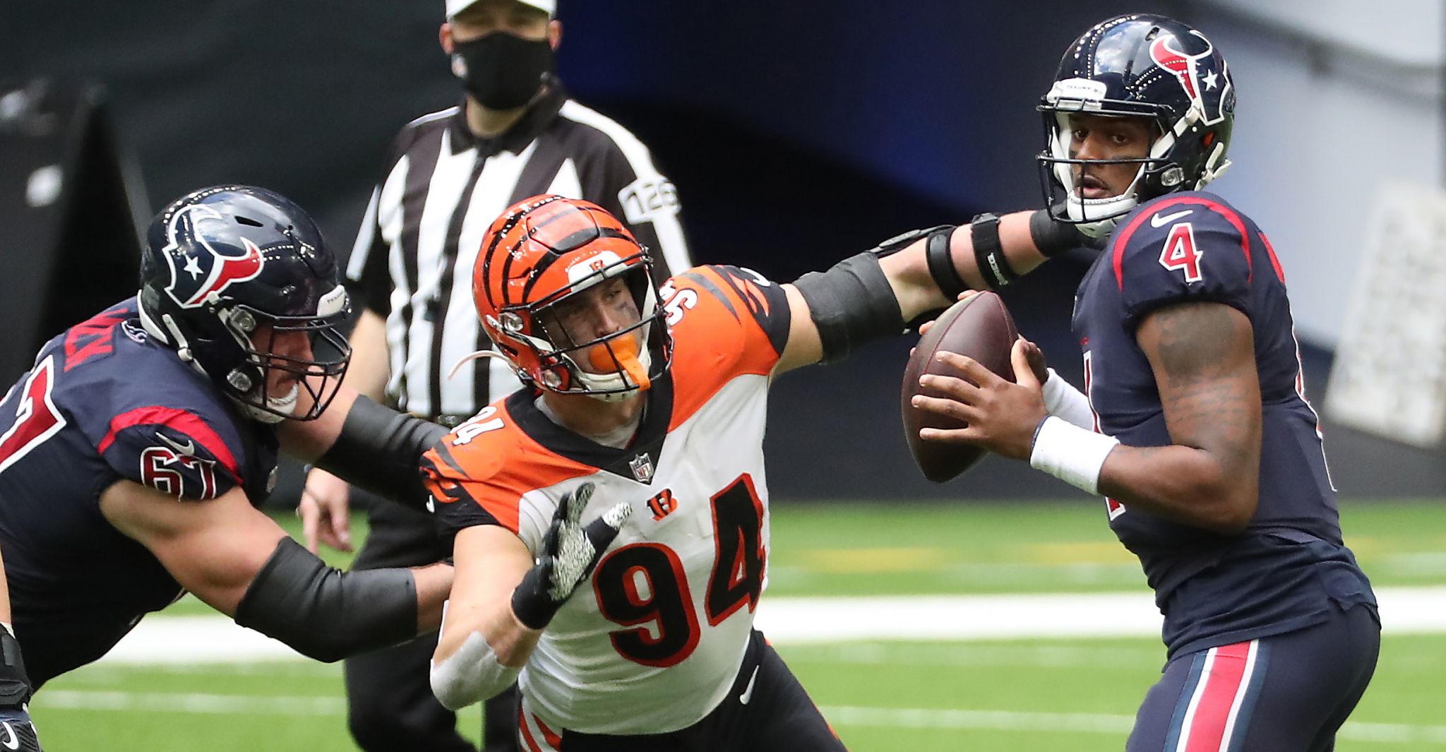 Cincinnati Bengals defensive end Sam Hubbard (94) leaves the field