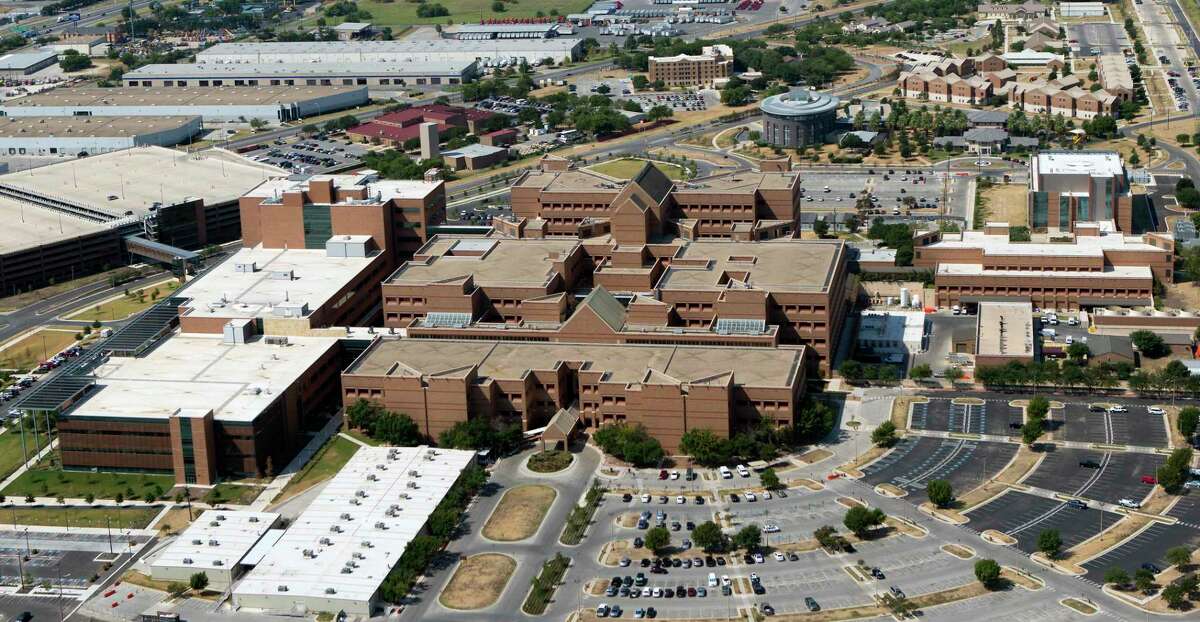 COVID inoculations at BAMC 'like a flash mob vaccination,' doctor says