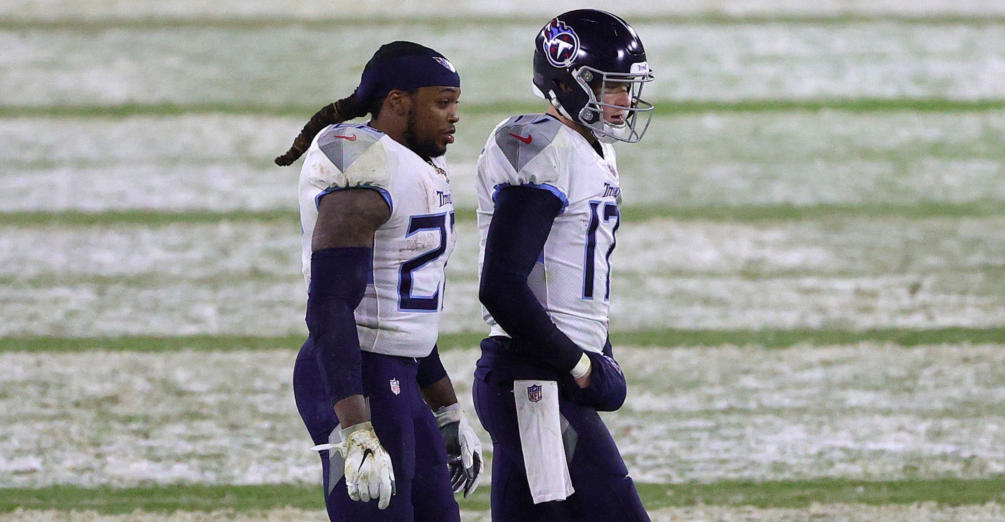 Derrick Henry brings joy to a young Titans fan by signing his helmet