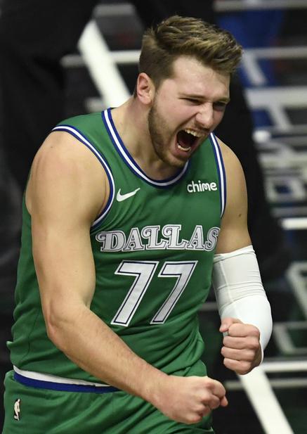 Up by 50 at halftime, Mavericks pound Clippers