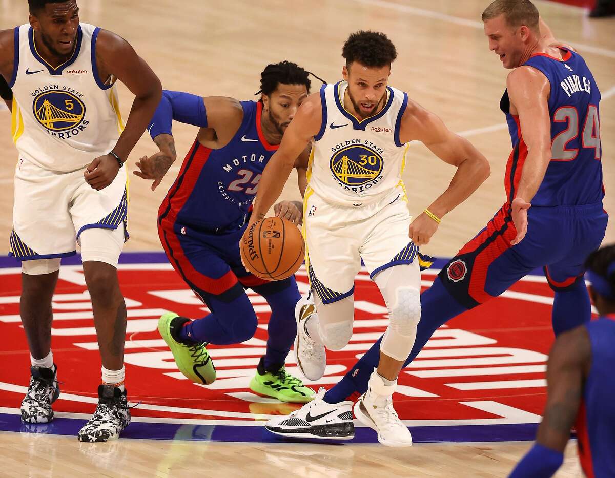 DETROIT, MICHIGAN - DECEMBER 29: Stephen Curry #30 of the Golden State Warriors tries to get past Derrick Rose #25 and Mason Plumlee #24 of the Detroit Pistons during the first half at Little Caesars Arena on December 29, 2020 in Detroit, Michigan. NOTE TO USER: User expressly acknowledges and agrees that, by downloading and or using this photograph, User is consenting to the terms and conditions of the Getty Images License Agreement. (Photo by Gregory Shamus/Getty Images)
