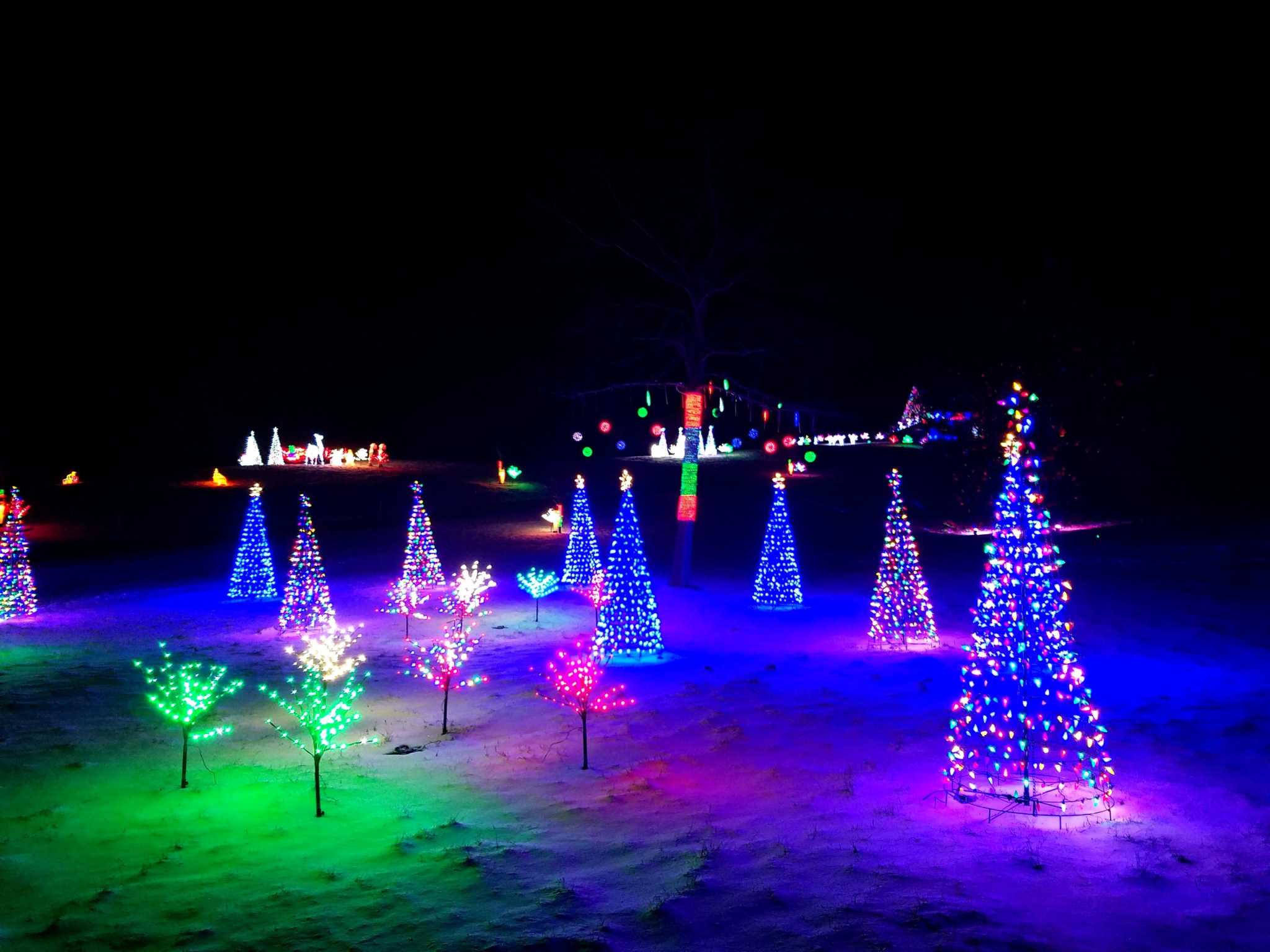 Crystal Lake Township couple brings the Christmas cheer with light display