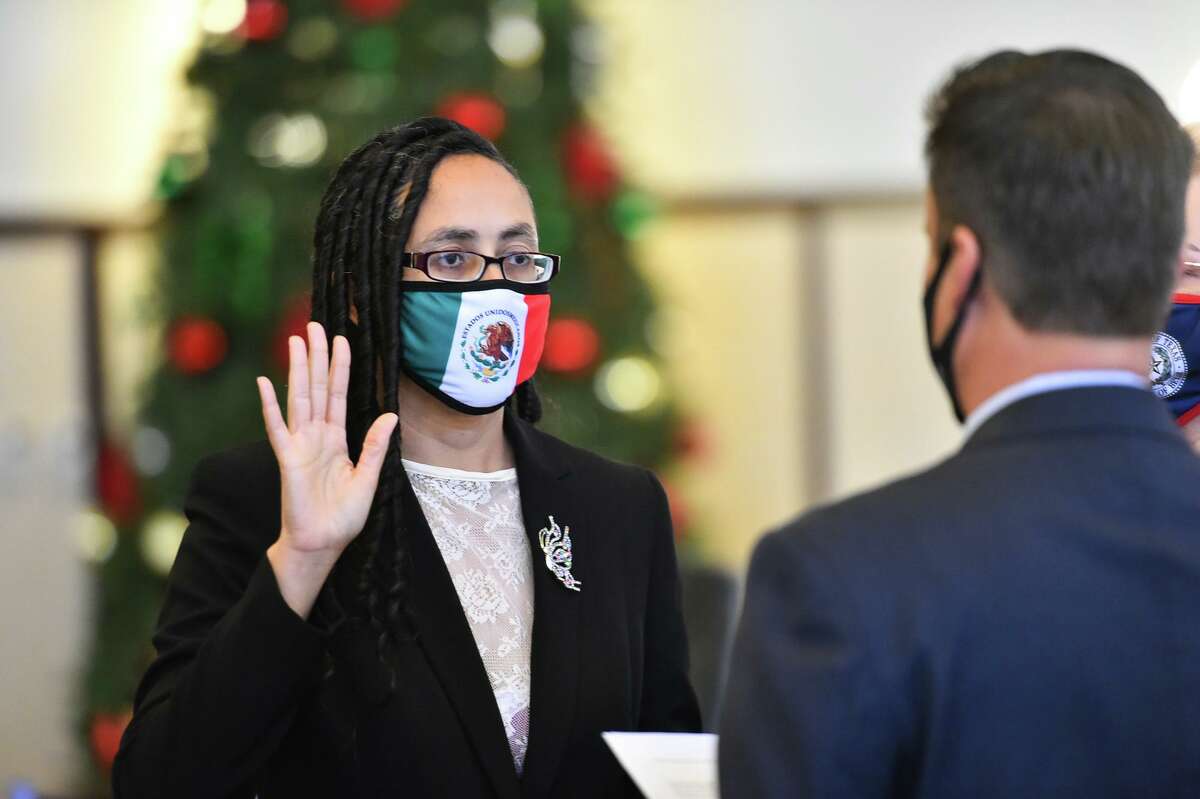 Commissioner Rebecca Clay-Flores takes her oath from state Senator-elect Roland Gutierrez shortly after noon New Year’s Day in the Bexar County Courthouse.