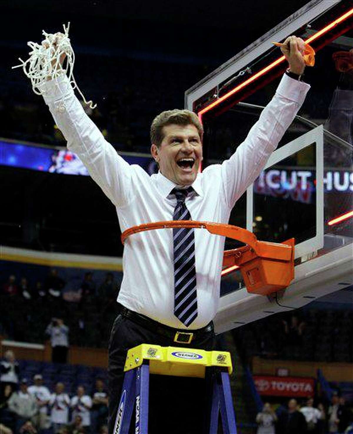 A Look At Geno Auriemma's Milestones As He Approaches Pat Summitt's ...