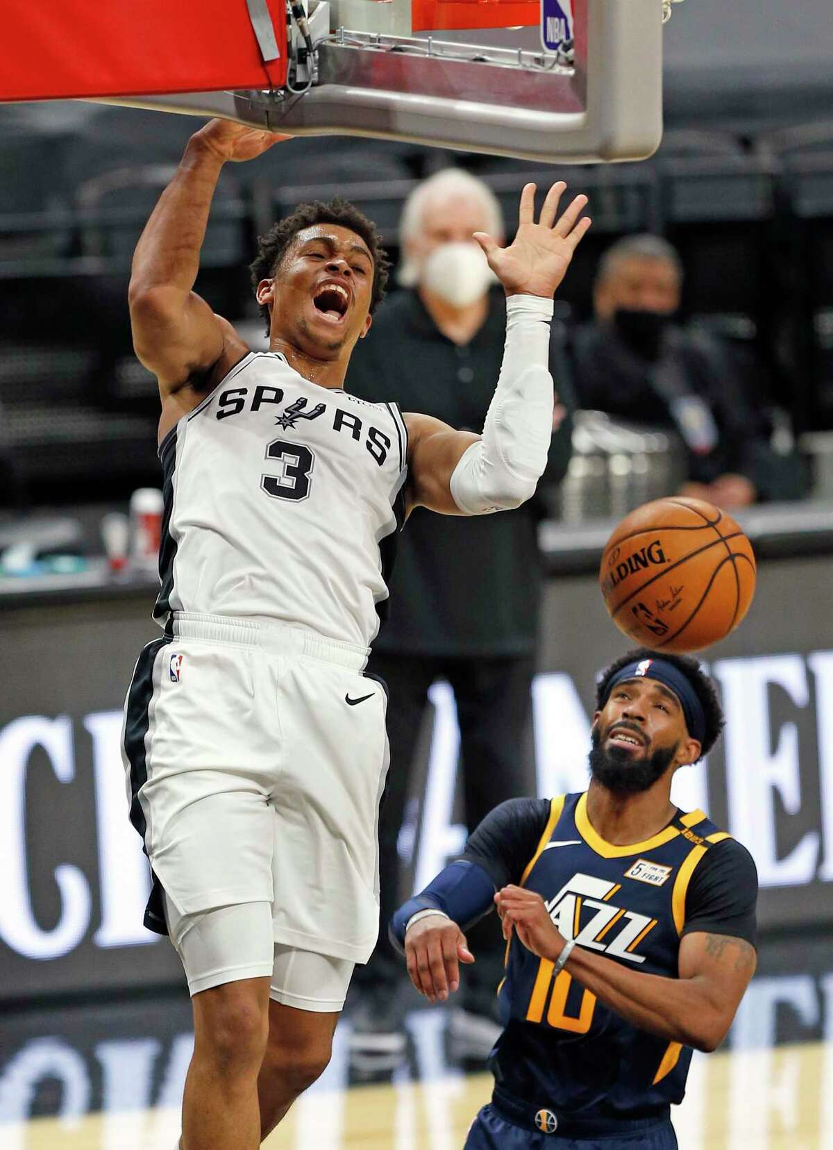Sweetshooting Jazz extend Spurs’ losing streak