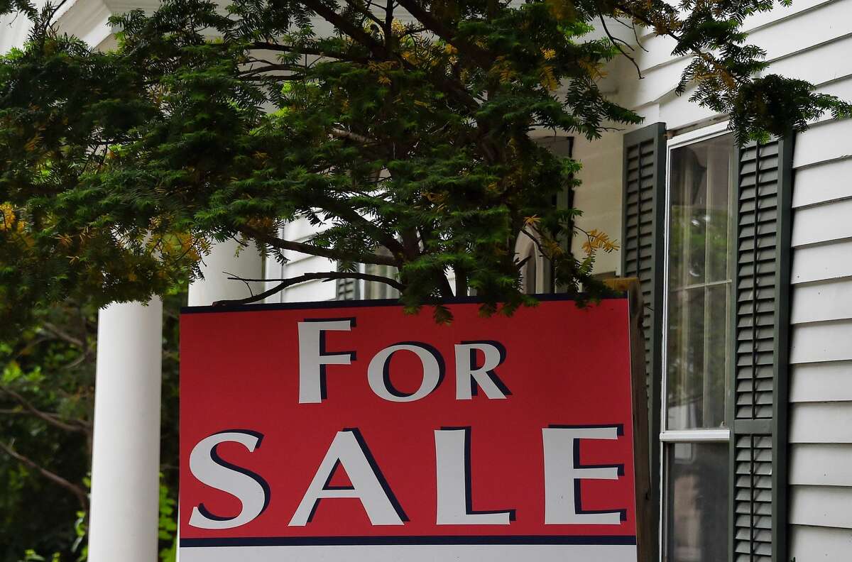 A home displays a "For Sale" sign amid the coronavirus pandemic on May 18, 2020 in Arlington, Virginia. (Photo by Olivier DOULIERY / AFP) (Photo by OLIVIER DOULIERY/AFP via Getty Images)