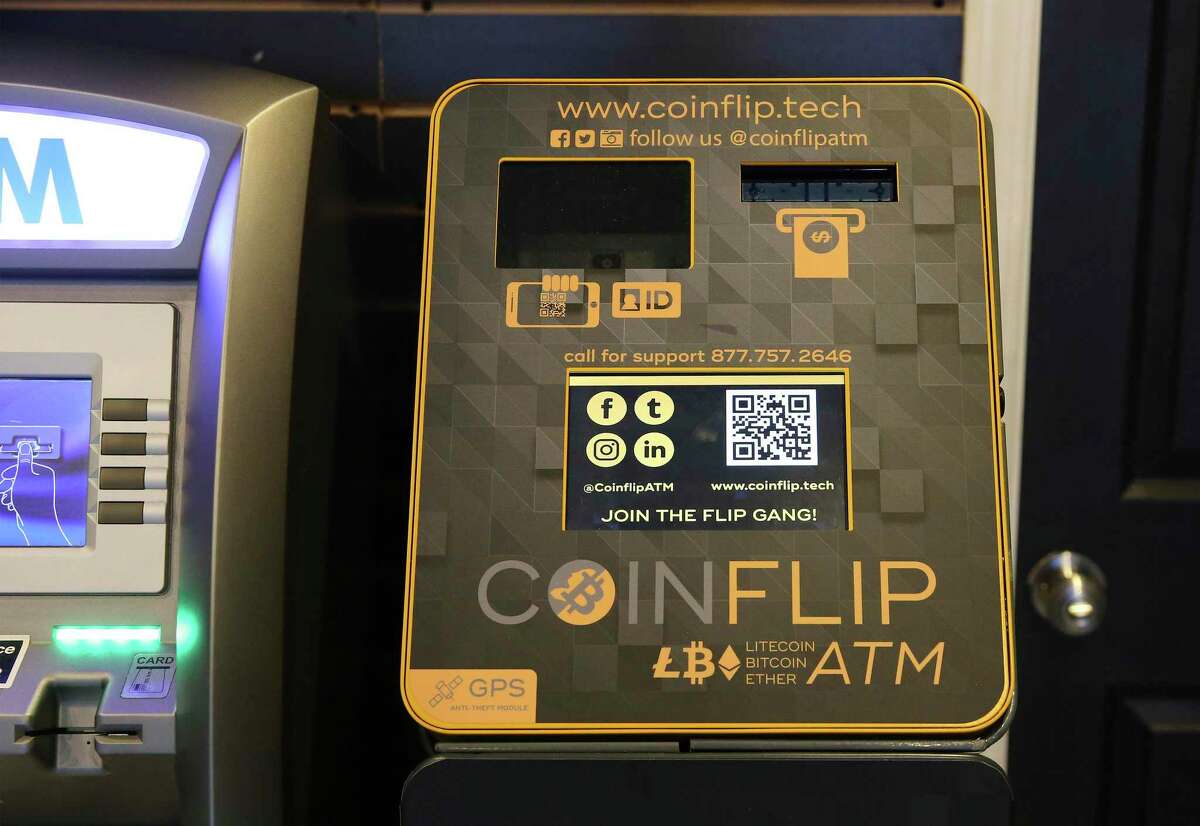 Des guichets automatiques de crypto-monnaie apparaissent partout à San Antonio. Une raison possible: les gens qui ne dépensent pas d'argent pendant la pandémie cherchent à investir. Cette voiture, l'une des 212 dans toute la ville, est située à Smokerz Paradise près de la I-10 et de De Zavala Road.