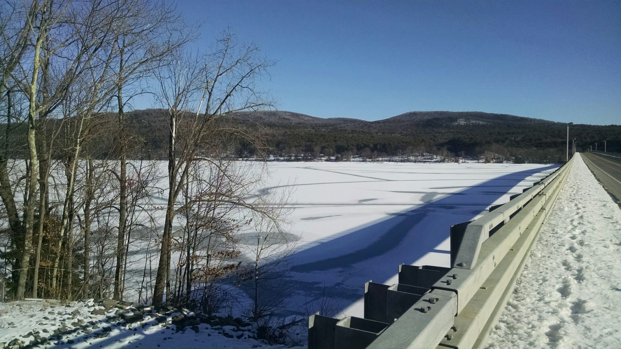 Man dies after falling through ice on Great Sacandaga Lake