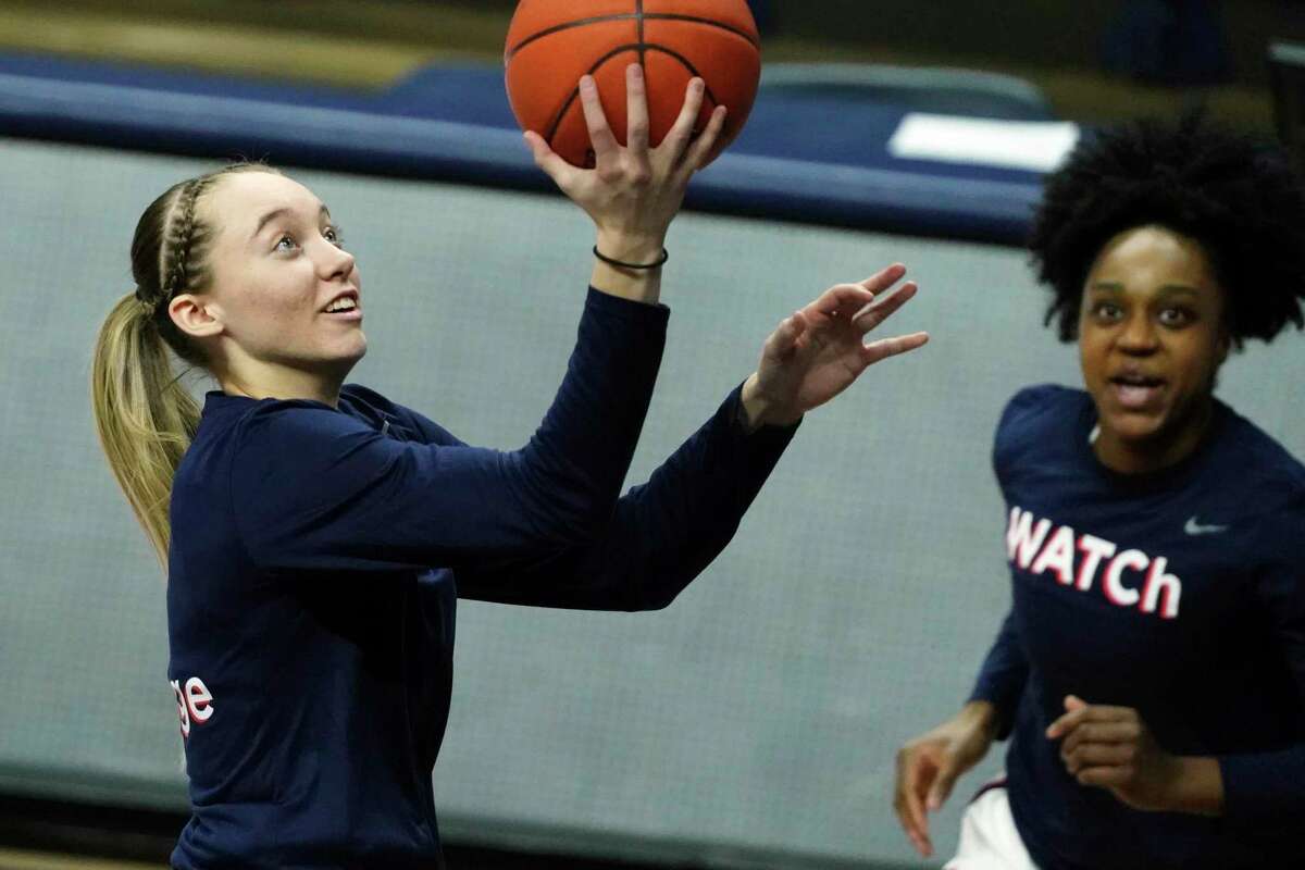 Connecticut guarda Paige Bueckers, left, and guard Christyn Williams (13) warm up before an NCAA college basketball game against Providence at Harry A. Gampel Pavilion, Saturday, Jan. 9, 2021, in Storrs, Conn. (David Butler II/Pool Photo via AP)