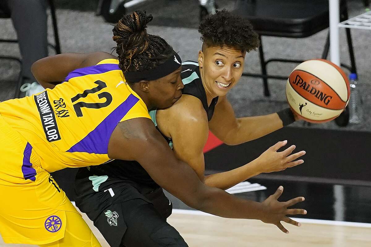 Elizabeth Williams of the Atlanta Dream Continues to Embrace