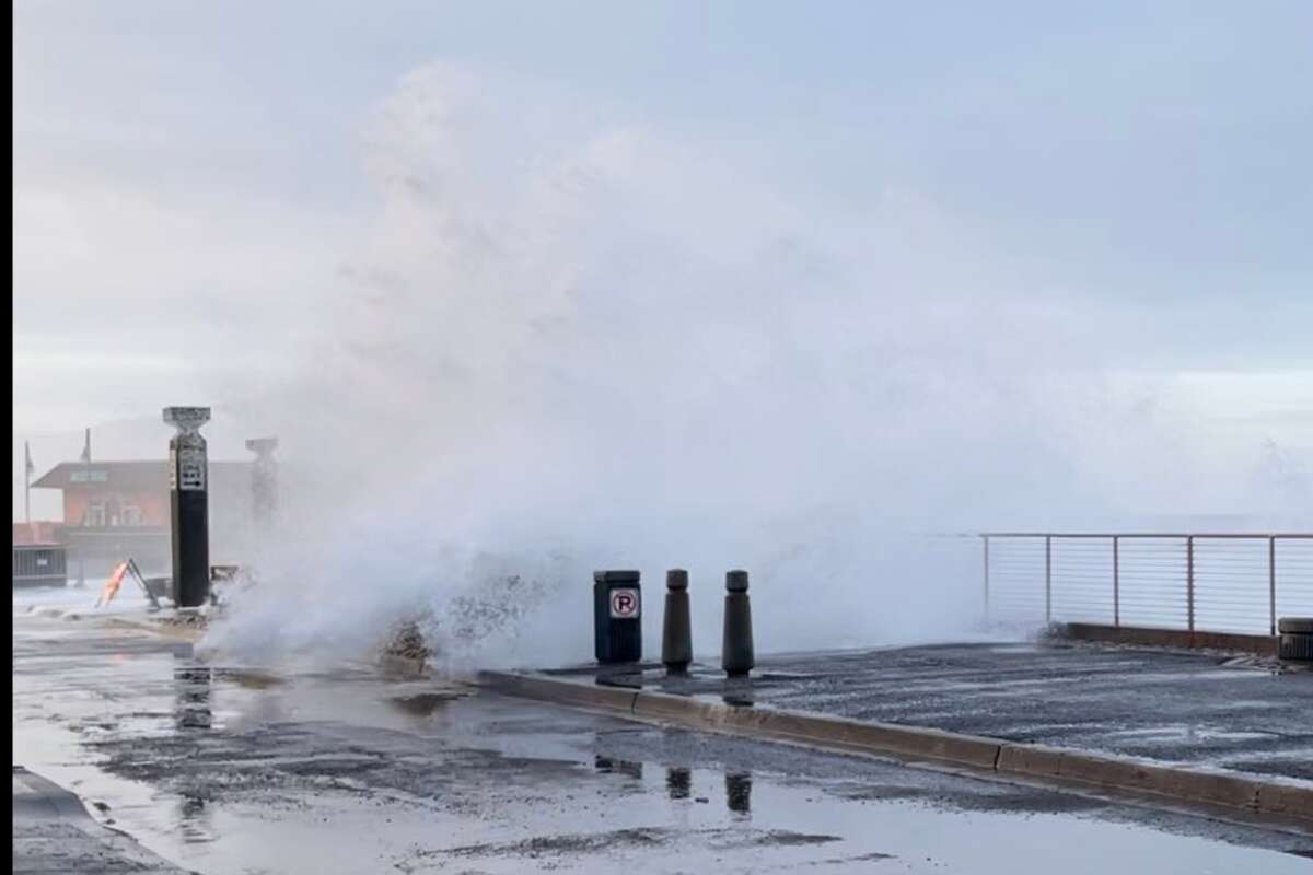 photos-show-monster-waves-at-pacifica-pier-way-too-many-people-got-too-close