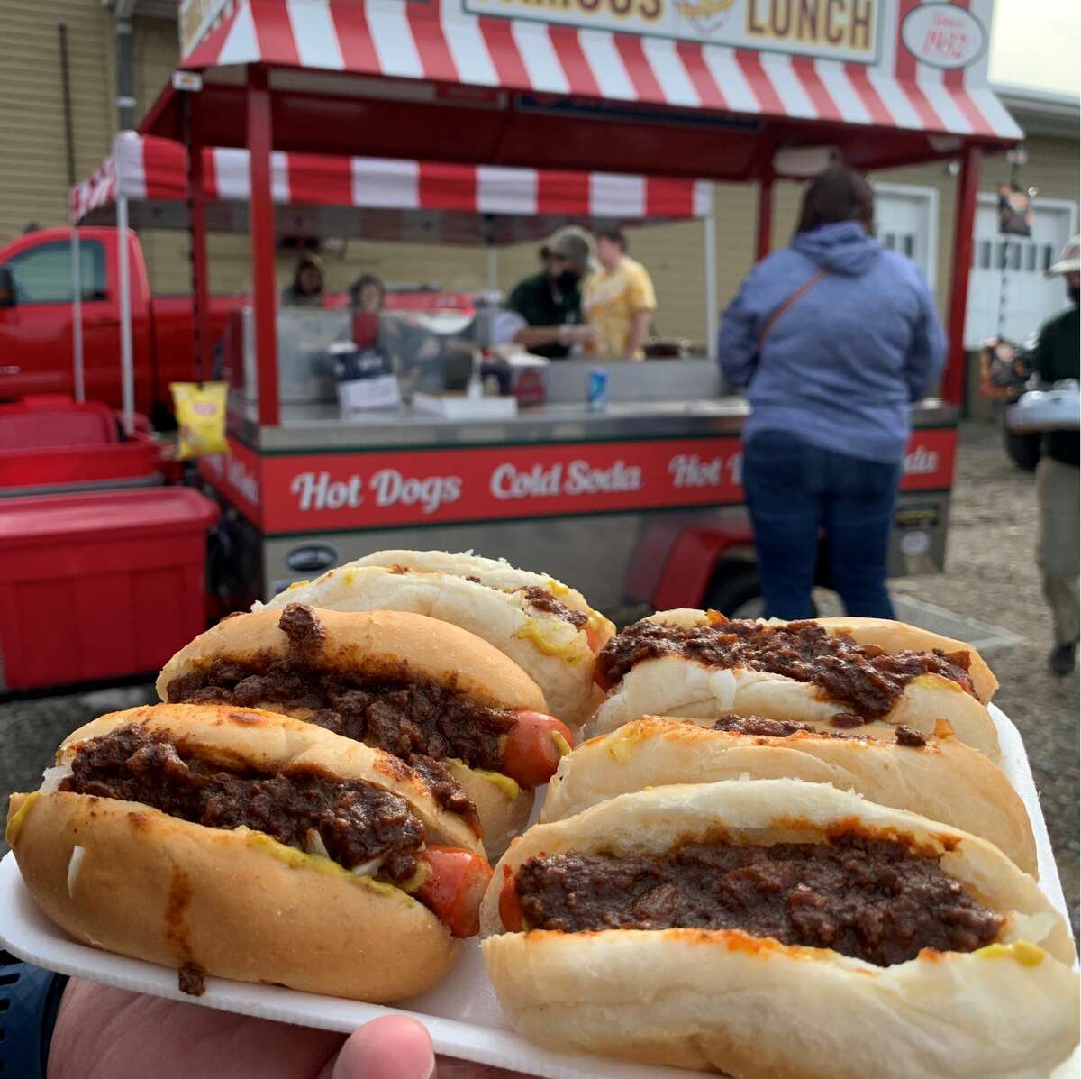 Esto es requerido.  Esta es probablemente la manera perfecta de celebrar este día importante también en el norte del estado de Nueva York.  La popularidad de nuestros perritos es superada solo por el Nipper.  Tienes varias opciones sólidas: el famoso brunch en Troy, Hot Dog Charlie's (varios lugares) y Gus's Hotdogs en Watervliet.  Diablos, date un capricho y golpea los tres hoy.  (Archivo de Times Union)