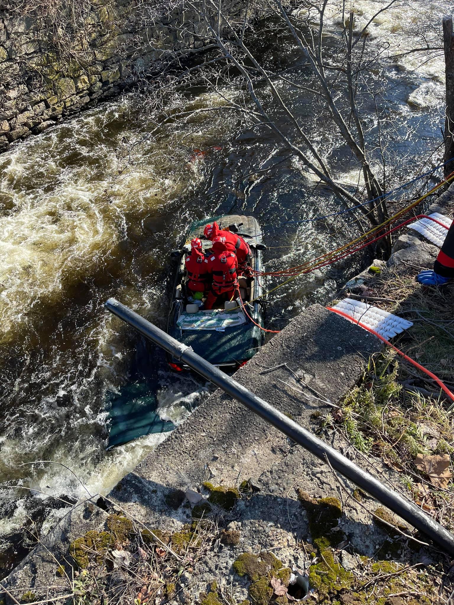 Police: Driver plummeted 25 feet into river in Killingly - Vimarsana News