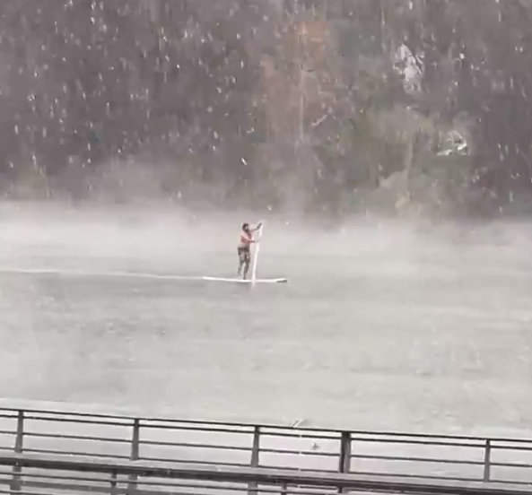 Watch: Austin man paddleboards shirtless on Lady Bird Lake while it snows - Vimarsana News