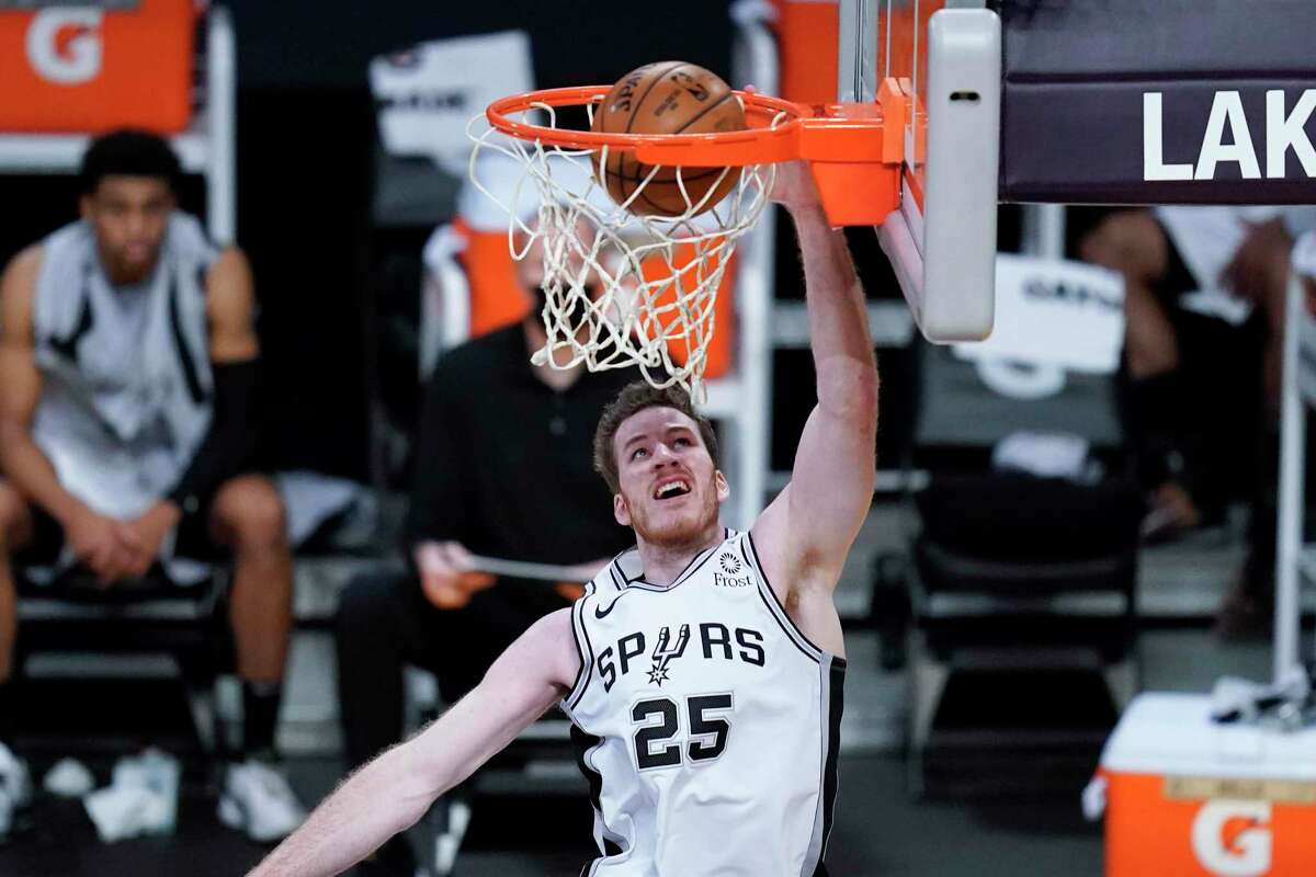 San Antonio Spurs center Jakob Poeltl (25) dunks the ball during the second half of an NBA basketball game against the Los Angeles Lakers Thursday, Jan. 7, 2021, in Los Angeles. (AP Photo/Ashley Landis)