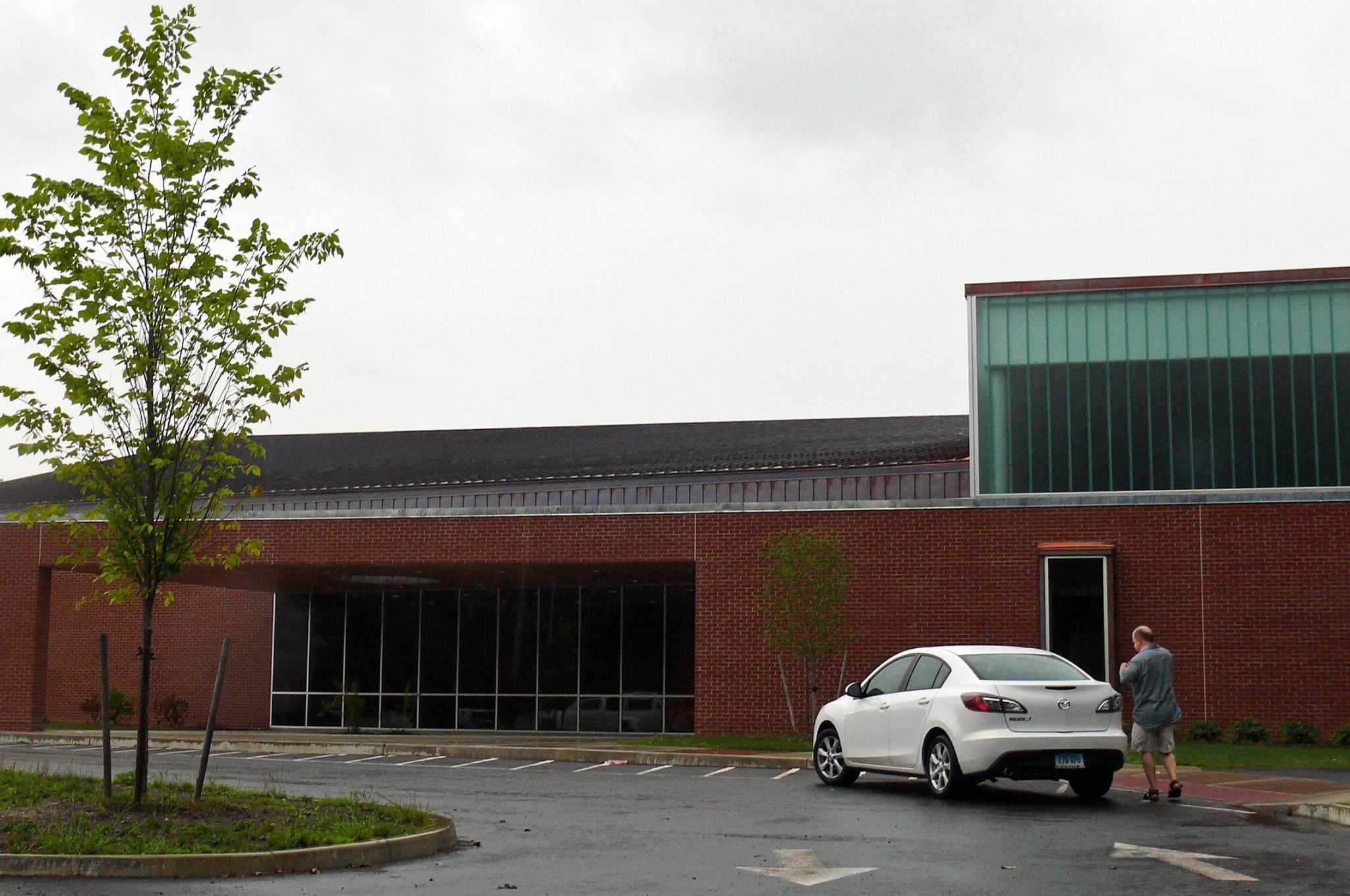 Fairfield Woods shifts to remote learning due to COVID spike - Vimarsana News