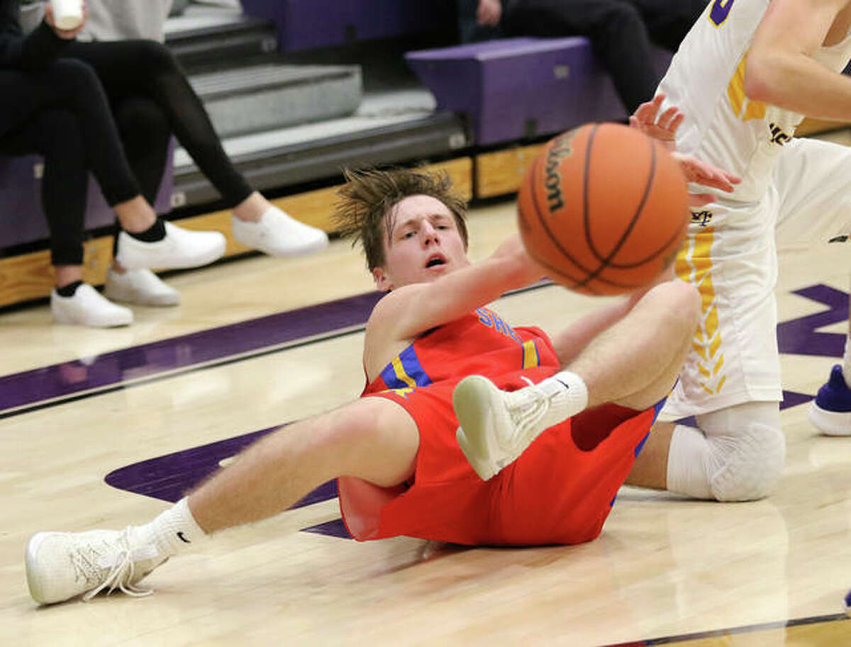 Roxana’s Andrew Beckman delivers a pass to a teammate after coming up with a loose ball in a 2019 Class 3A regional game at Breese Central. Beckman, and the state’s other seniors, remain on pause with Wednesday’s announcement from the IHSA.