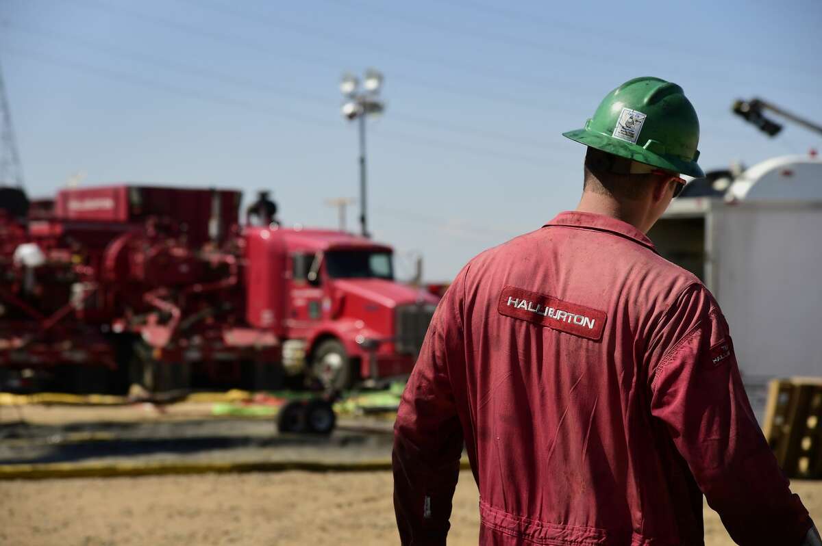 North American oil drillers appear likely to expand spending by more 25% this year while overseas explorers are on course for a more modest increase in the mid teens, Halliburton Co. executives said on Monday after reporting their biggest quarterly profit in seven years. 