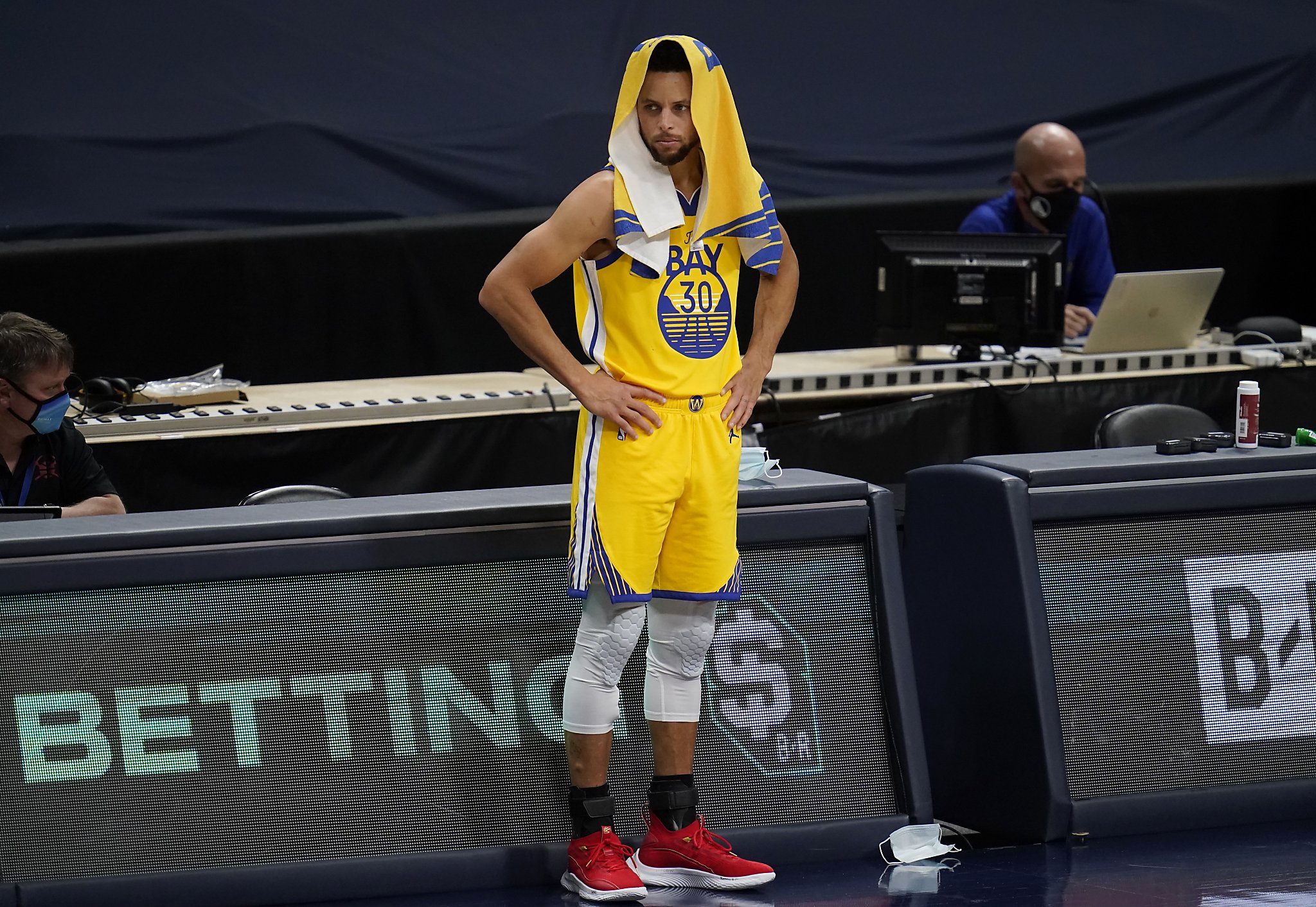 steph curry shoes tonight