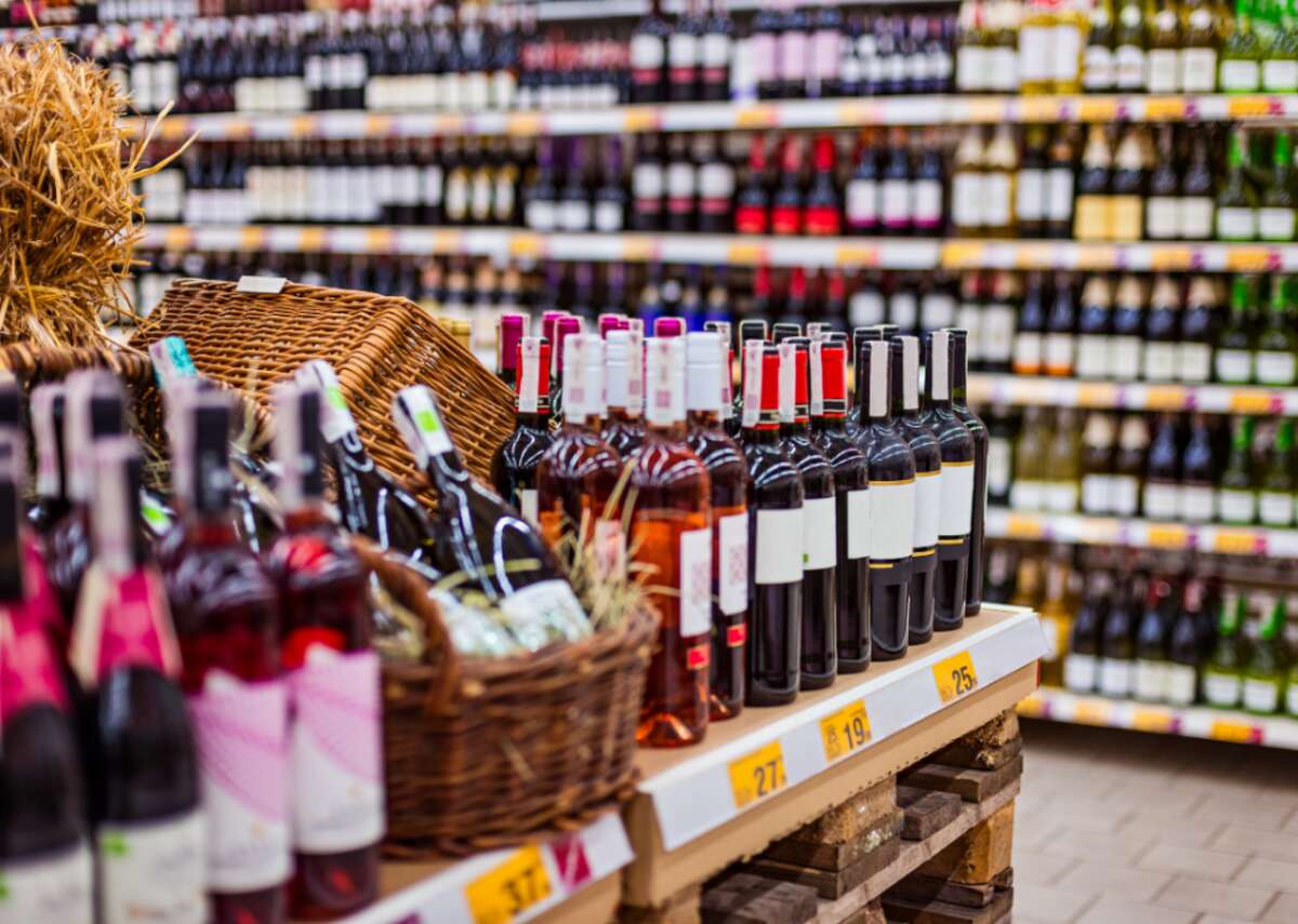 Covid-era alcohol sales by the numbers Many shopping habits and trends have emerged since the start of the coronavirus pandemic, not the least of which is a significant spike in alcohol purchases. Nationally, Nielsen found a 54% increase in alcohol sales during the week ending March 21, 2020, over the same week in 2019. Meanwhile, online sales during the same period jumped 262% from 2019. To analyze trends in alcohol purchases throughout the pandemic, online grocery ordering and delivery company Mercato looked at data on orders placed between March 22 and July 31, 2020. The study looked at a total of 15,002 total orders of alcohol, a representative sample for total alcohol order activity on the platform with a margin of error of