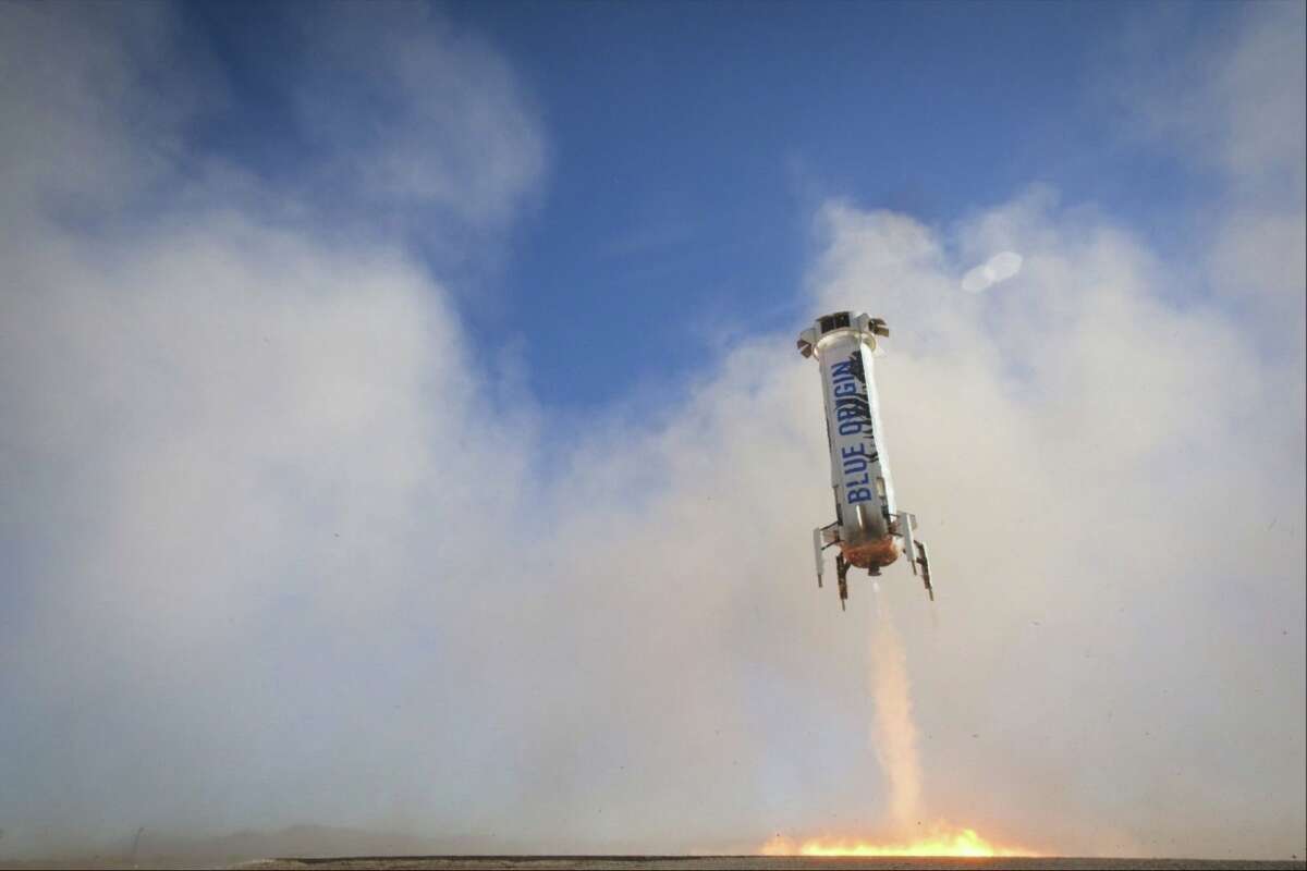 El cohete propulsor New Shepard aterriza.