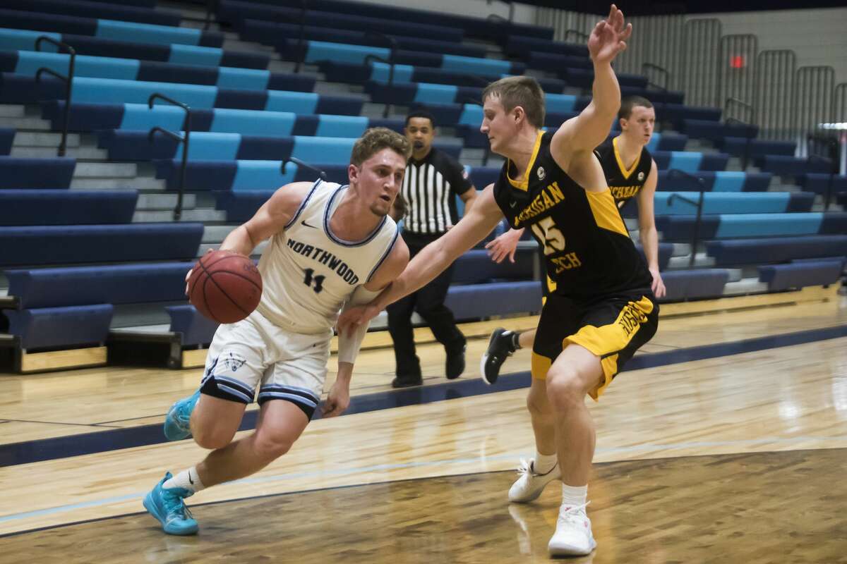 Northwood's Jack Ammerman dribbles down the court during the Timberwolves' game against Michigan Tech Friday, Jan. 15, 2021 at Northwood University. (Katy Kildee/kkildee@mdn.net)