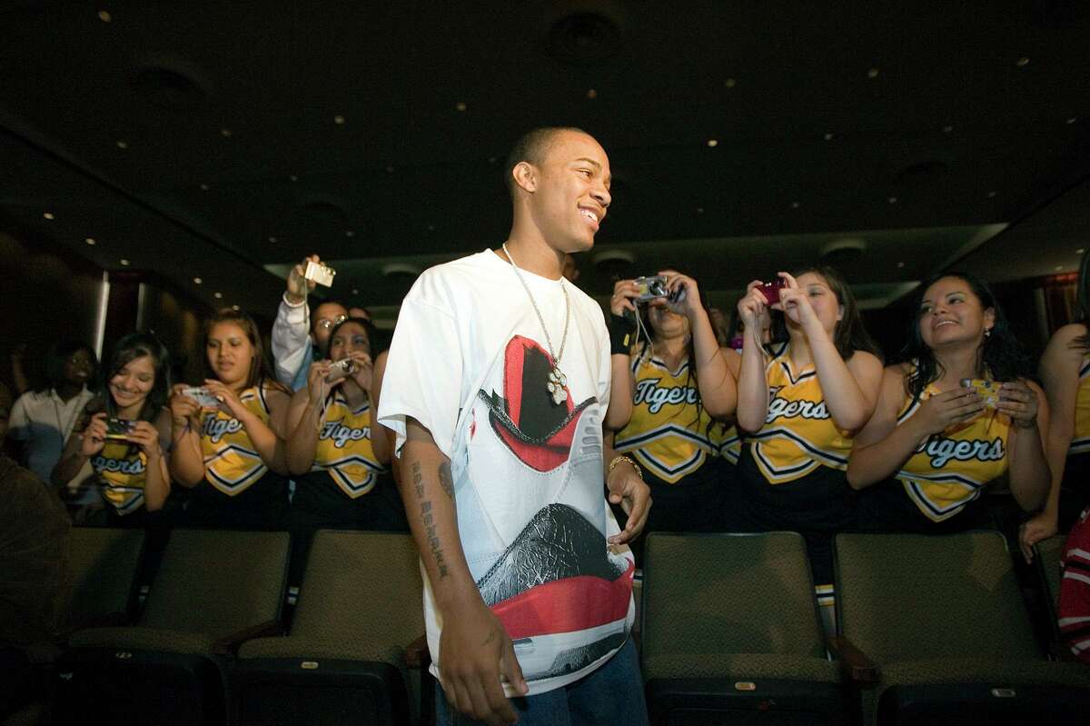Sam Houston High school students scream as they shoot video and pictures of, (center) rap artist Bow Wow during his visit to Sam Houston High school in Houston, Texas April 5, 2007. Mothers Against Drunk Driving (MADD) and Nationwide Mutual Insurance Company kicked off the prom season in Houston with a celebrity performance by Rap artist Bow Wow.