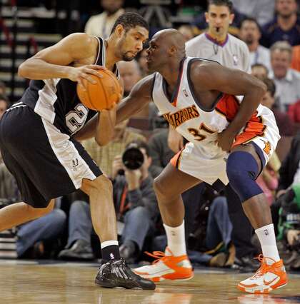 Adonal Foyle gets in Tim Duncan's during a 2006 game.