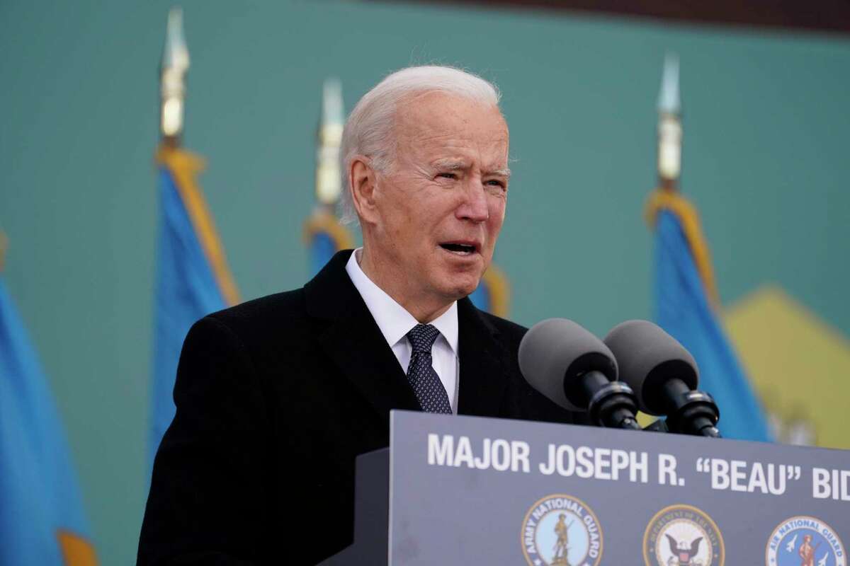 El presidente electo estadounidense Joe Biden habla en el Major Joseph R. "Beau" Biden III National Guard/Reserve Center, en Newcastle, Delaware, el martes, 19 de enero del 2021.