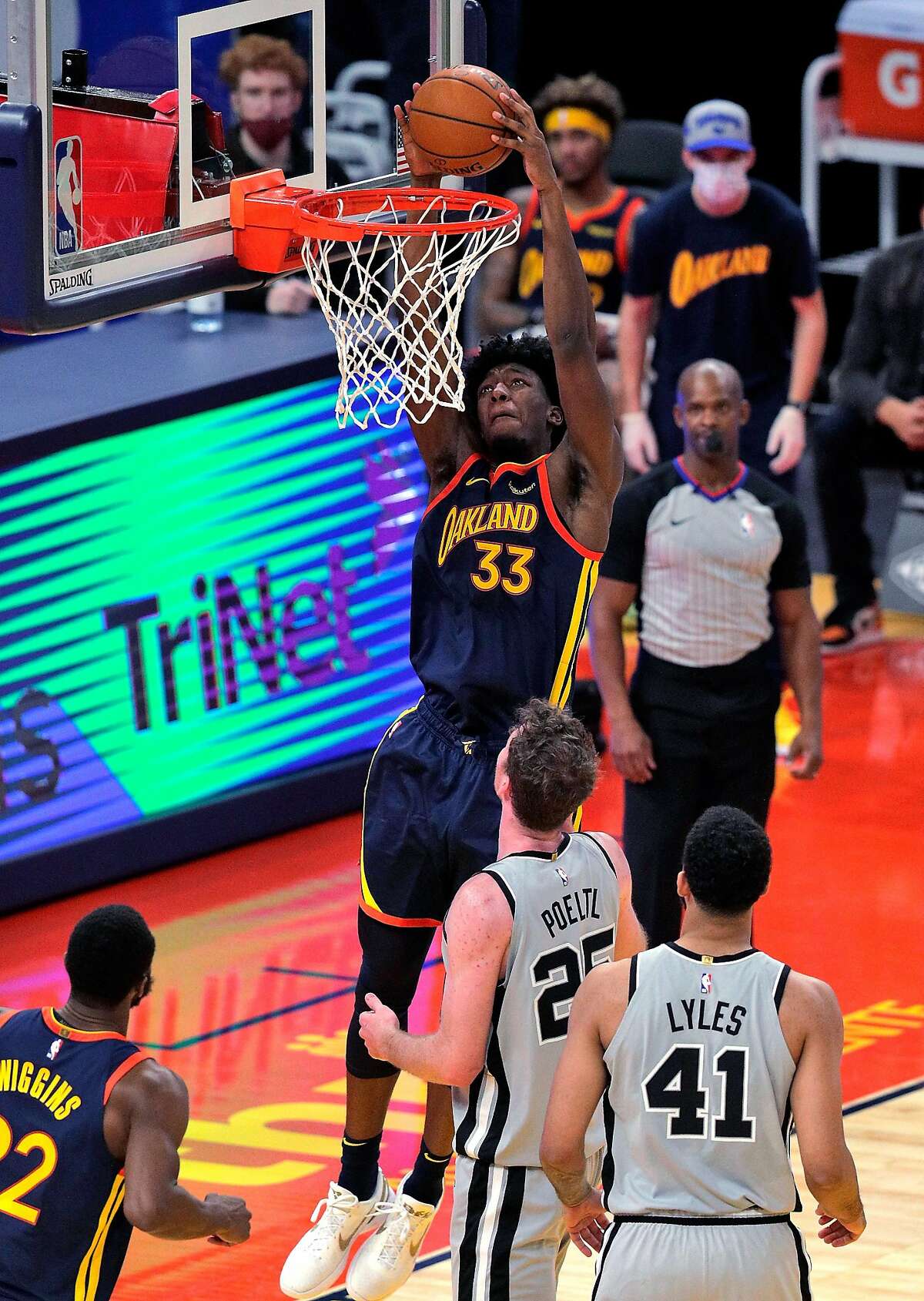 James Wiseman throws down a dunk during his 20-point performance against the Spurs at Chase Center.