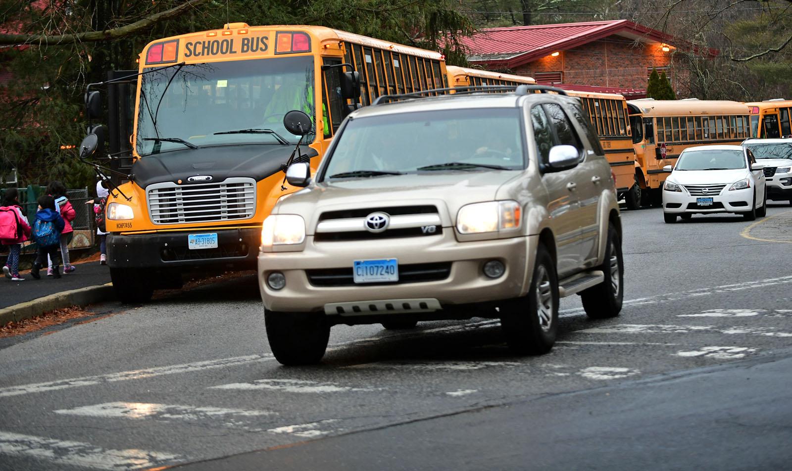 'Somebody is going to get hurt': Norwalk parents urge revamp of Silvermine school driveway - Vimarsana News